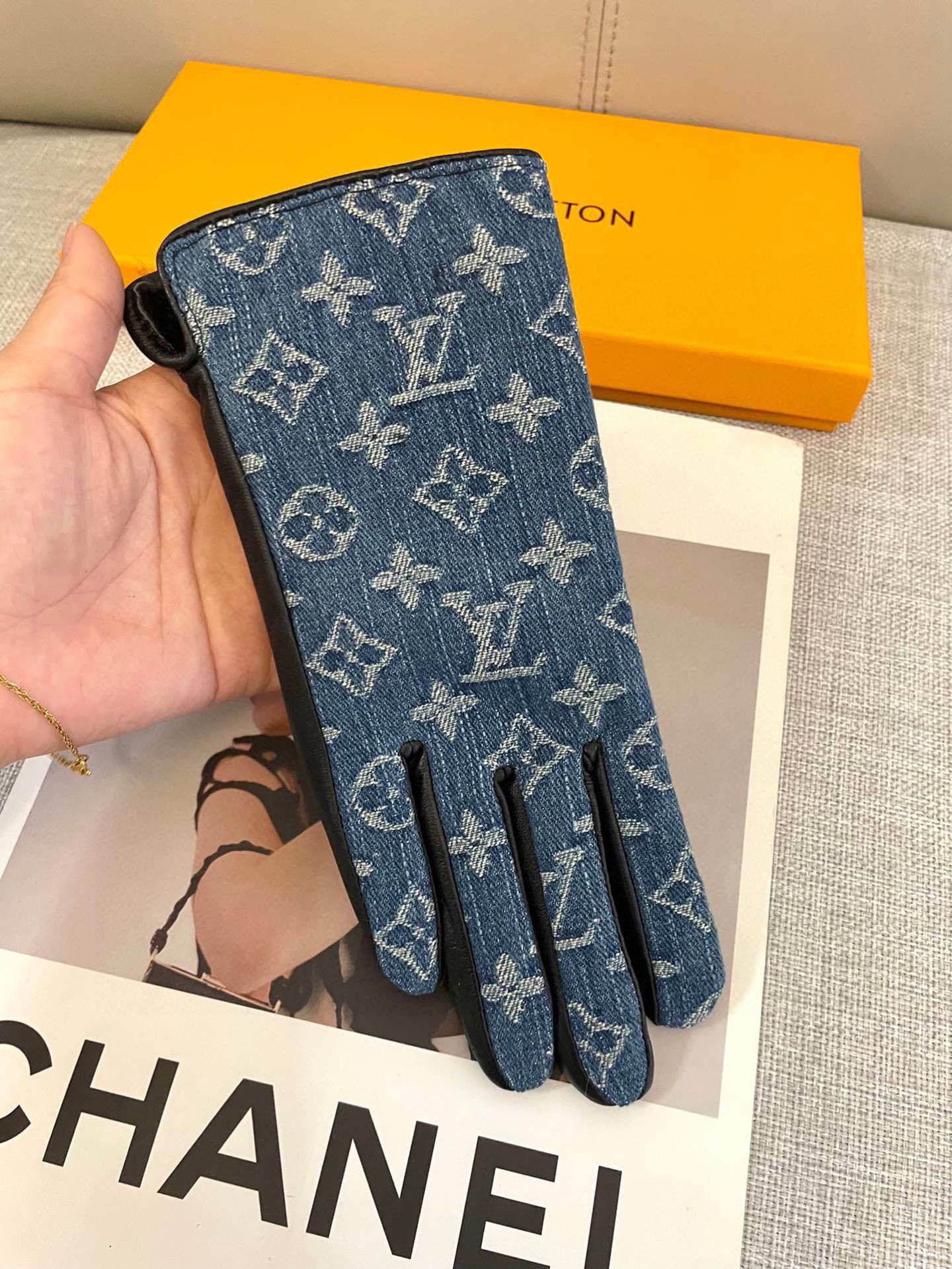  Lv新款布配皮手套 🔥可触屏📱👏秋冬季搭配羊绒大衣超好看 💁🏼精选优质棉羊皮柔软细腻💅🦊 保暖效果特别