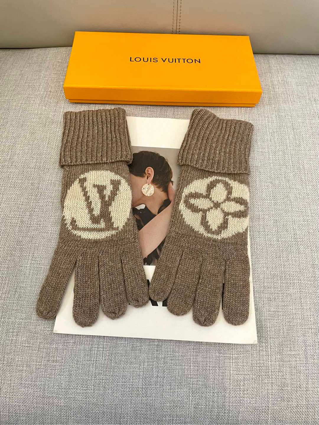  Lv秋冬羊毛针织手套🧤糖果纯色系列今年秋冬大火🔥 每色都超好看 搭配羊绒大衣绝美 立体版型剪裁 线条流