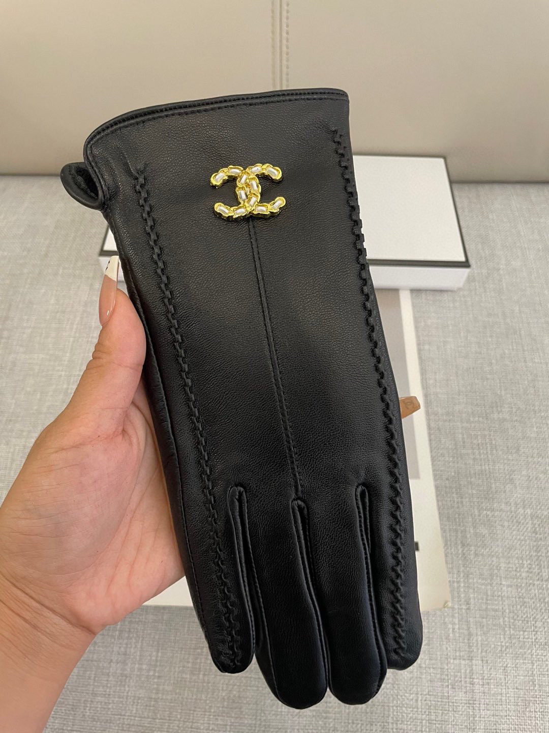  香奈儿官网最新款官网同步女士新款高档羊皮手套🎉🔒🔒一级小羊皮 内里羊绒 保暖更佳 皮质光泽鲜亮饱满 柔