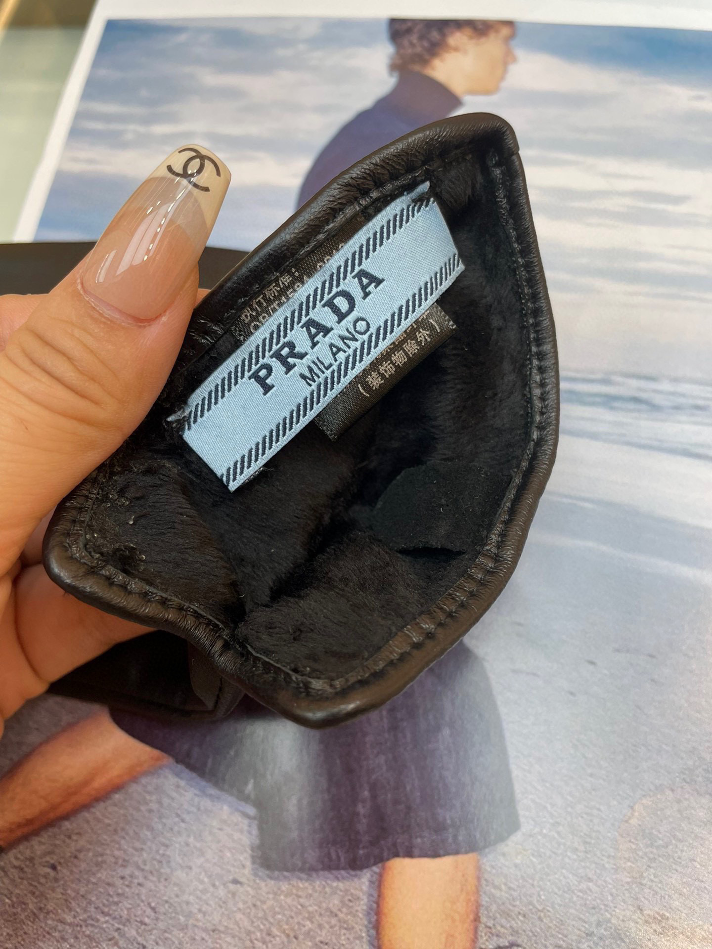  普拉达新款女士手套 一级羊皮  皮质超薄柔软舒适 特显手型👏👏 质感超群 
   码数 ：M L