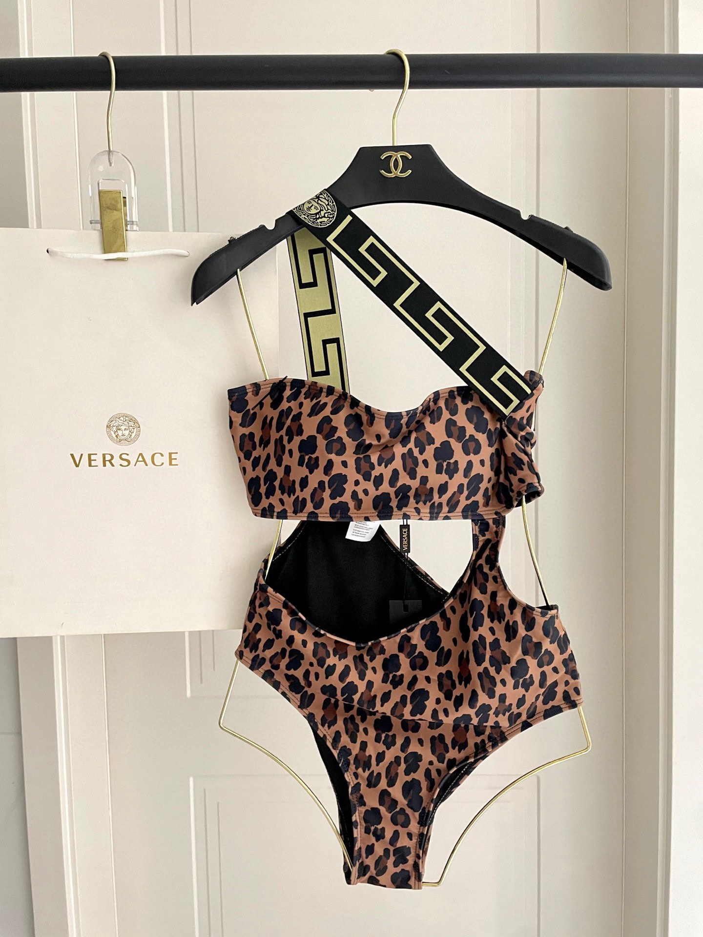 NO:377576,Versace one-piece swimsuit suitable for swimsuits in various scenarios♀Seaside, swimming pool, hot spring, water park, rafting can be worn inside and outside, and the fabric is breathable and comfortable. Quick-drying elastic swimsuits are easier to clean. S M L Xl swimsuits, swimsuits, bikinis, versace, swimsuits, bikinis19860909范思哲连体泳衣适合多种场景的游泳衣♀海边 游泳池 温泉 水上乐园 漂流都可以内搭外穿也完全可以 面料透气舒适.速干弹性的游泳衣更加帖肤易清洗 码数S M L Xl泳衣泳裤比基尼,泳衣，泳裤，比基尼,versace,swimsuits,bikinis,accessory