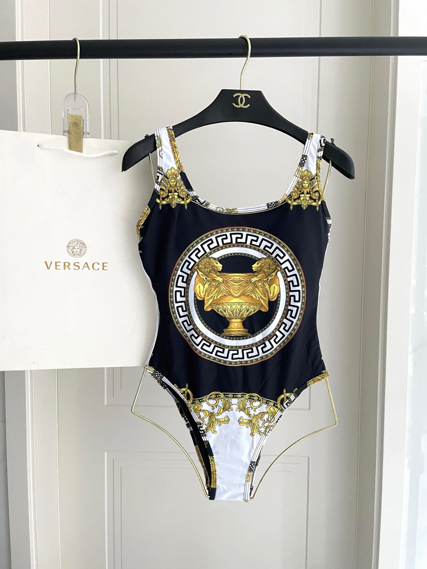 NO:377578,Versace's new one-piece swimsuit suitable for a variety of scenes ♀Seaside, swimming pool, hot spring, water park, rafting can be worn inside or completely. The one-piece design covers the flesh and looks tall. The abdomen is a little fleshy and does not affect our beauty. The back design reveals the beautiful back. The fabric is breathable and comfortable. The quick-drying elastic swimsuit is easier to clean. S M L Xl swimsuits, swimsuits, bikinis19860909范思哲新款连体泳衣 适合多种场景的游泳衣♀海边 游泳池 温泉 水上乐园 漂流都可以内搭也完全可以 连体设计遮肉显高挑 腹部有点肉肉也不影响咱美美的 背面设计大露美背 面料透气舒适.速干弹性的游泳衣更加帖肤易清洗 码数S M L Xl泳衣泳裤比基尼,泳衣，泳裤，比基尼,versace,swimsuits,bikinis,accessory