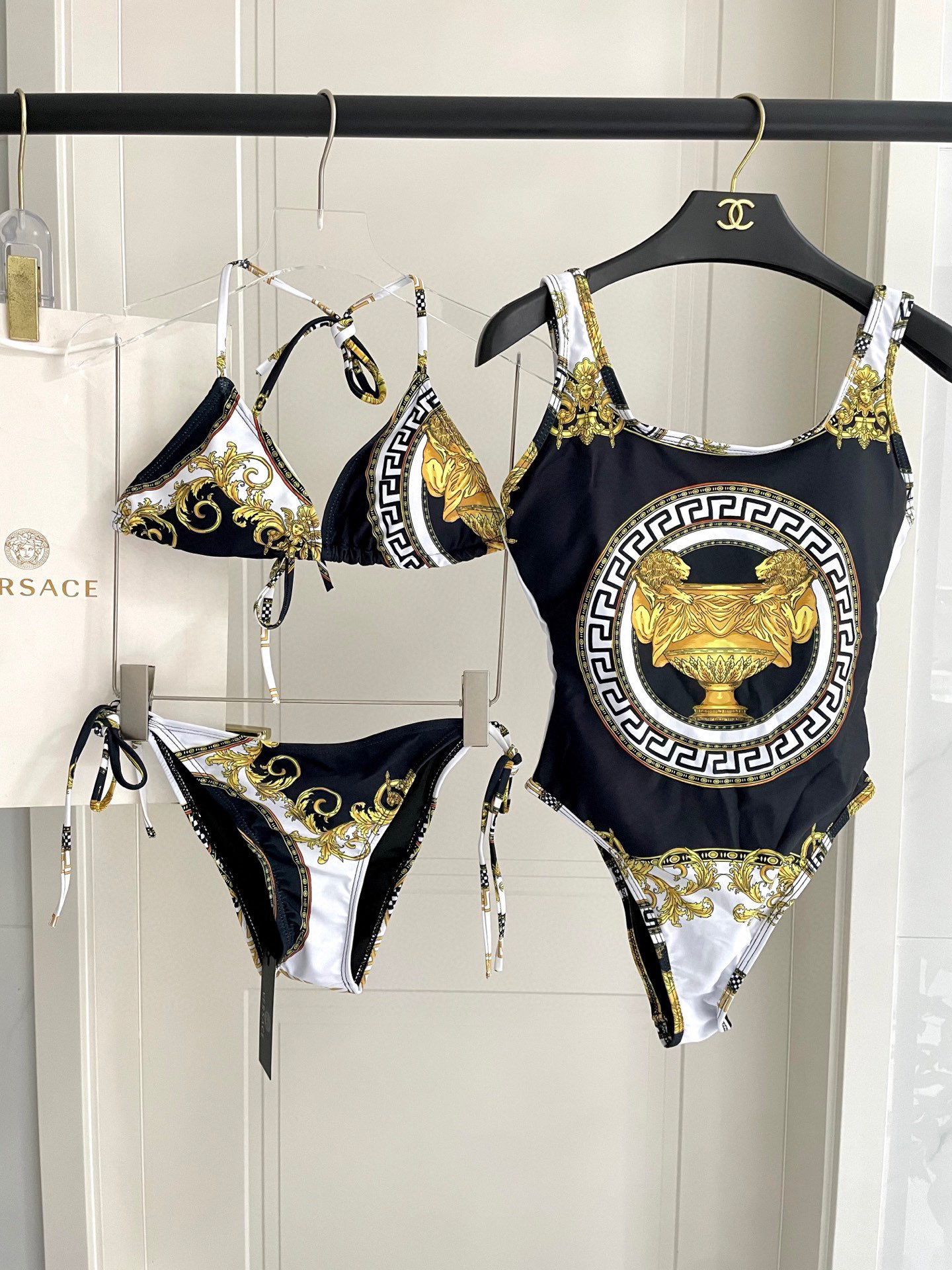 NO:377579,Versace's new bikini swimsuit is a swimsuit suitable for many scenarios ♀Seaside, swimming pool, hot spring, water park, rafting can be worn inside, one-piece design covers the flesh and looks tall, and the abdomen is a little fleshy, and it doesn't affect our beauty. The back design reveals the beautiful back, and the fabric is breathable and comfortable. The quick-drying elastic swimsuit is easier to clean. S M L Xl swimsuits, swimsuits, bikinis19860909范思哲新款比基尼泳衣 适合多种场景的游泳衣♀海边 游泳池 温泉 水上乐园 漂流都可以内搭也完全可以 连体设计遮肉显高挑 腹部有点肉肉也不影响咱美美的 背面设计大露美背 面料透气舒适.速干弹性的游泳衣更加帖肤易清洗 码数S M L Xl泳衣泳裤比基尼,泳衣，泳裤，比基尼,versace,swimsuits,bikinis,accessory