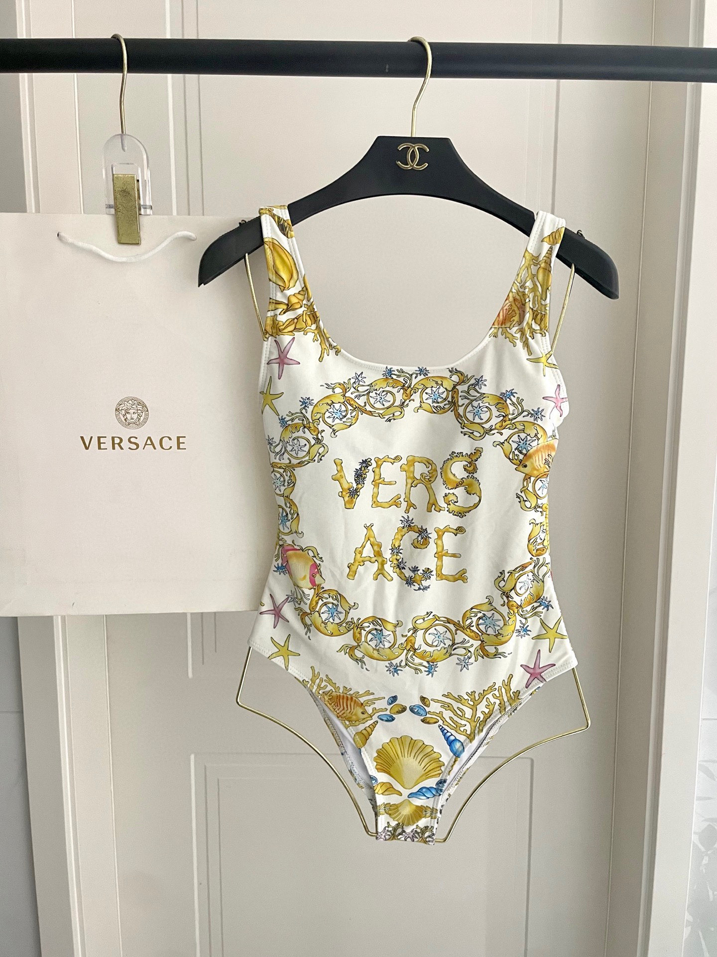 NO:377539,75 Versace's new fashion trends, swimsuits suitable for various scenarios♀Seaside, swimming pool, hot spring, water park, rafting can be worn inside, one-piece design covers the flesh and looks tall, and the abdomen is a little fleshy, and it doesn't affect our beauty. The back design reveals the beautiful back, and the fabric is breathable and comfortable. Quick-drying elastic swimsuits are easier to clean. S M L Xl swimsuits, swimsuits, bikinis1986090975 范思哲新款时尚潮流款 适合多种场景的游泳衣♀海边 游泳池 温泉 水上乐园 漂流都可以内搭也完全可以 连体设计遮肉显高挑 腹部有点肉肉也不影响咱美美的 背面设计大露美背 面料透气舒适.速干弹性的游泳衣更加帖肤易清洗 码数S M L Xl泳衣泳裤比基尼,泳衣，泳裤，比基尼,versace,swimsuits,bikinis,accessory