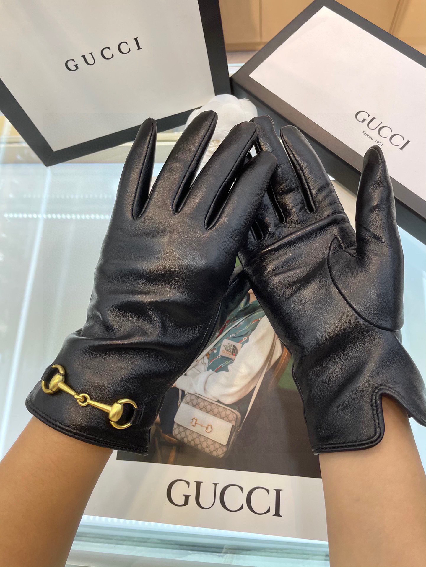   🔥🔥爆款到货 💝Gucci火爆朋友圈的女式真皮手套，马衔扣➕一级羊皮 简单大方的静面款式添加小LOG