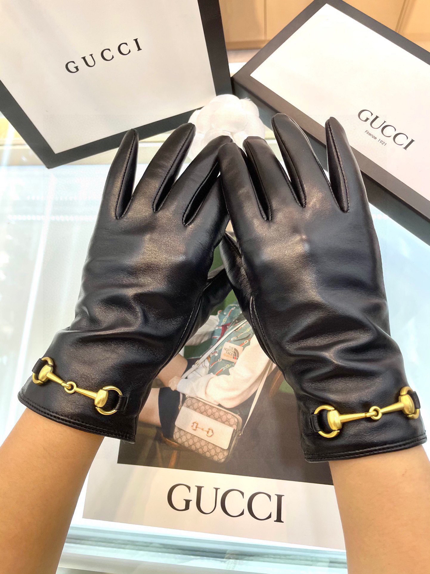   🔥🔥爆款到货 💝Gucci火爆朋友圈的女式真皮手套，马衔扣➕一级羊皮 简单大方的静面款式添加小LOG