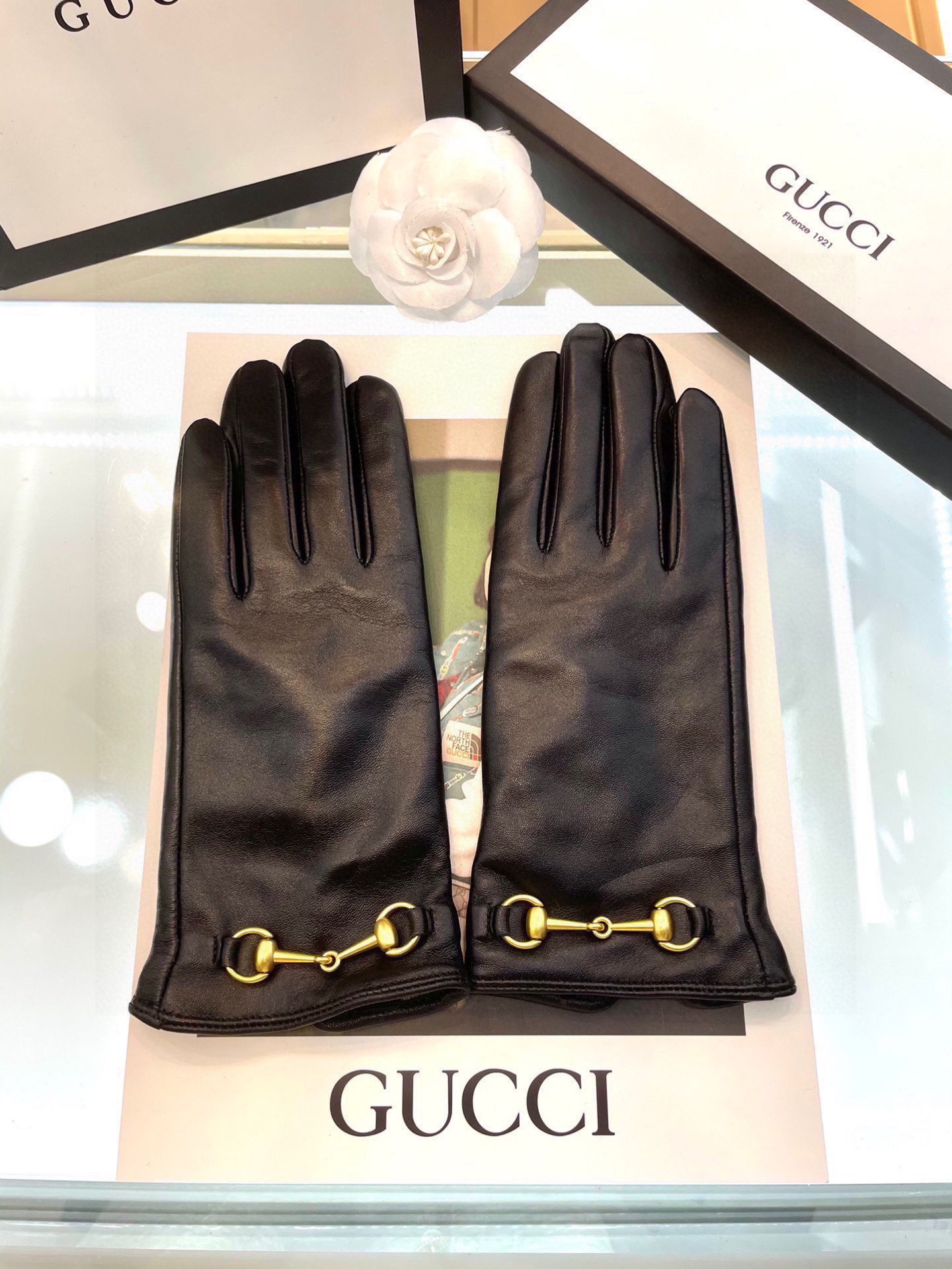   🔥🔥爆款到货 💝Gucci火爆朋友圈的女式真皮手套，马衔扣➕一级羊皮 简单大方的静面款式添加小LOG