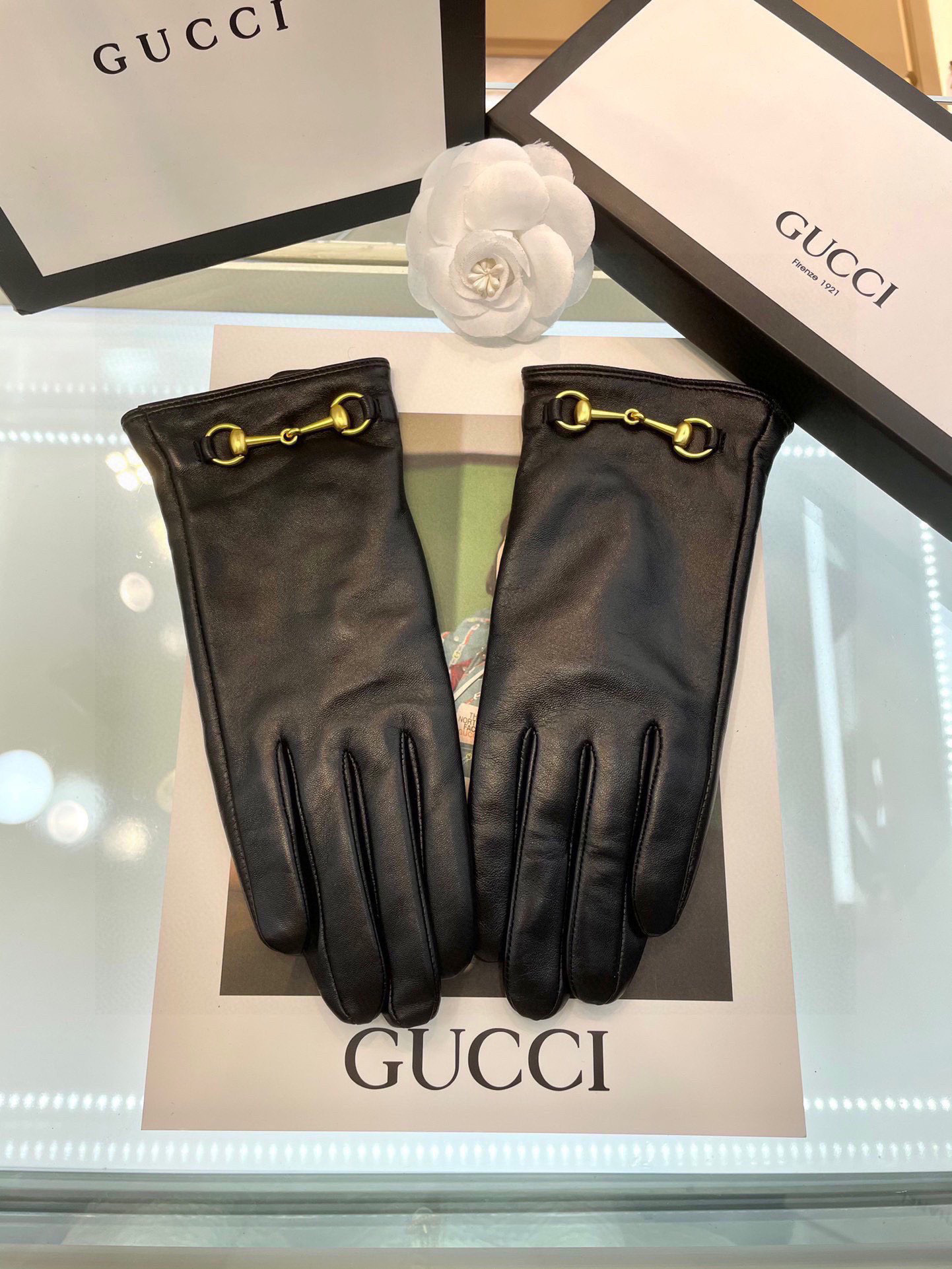   🔥🔥爆款到货 💝Gucci火爆朋友圈的女式真皮手套，马衔扣➕一级羊皮 简单大方的静面款式添加小LOG