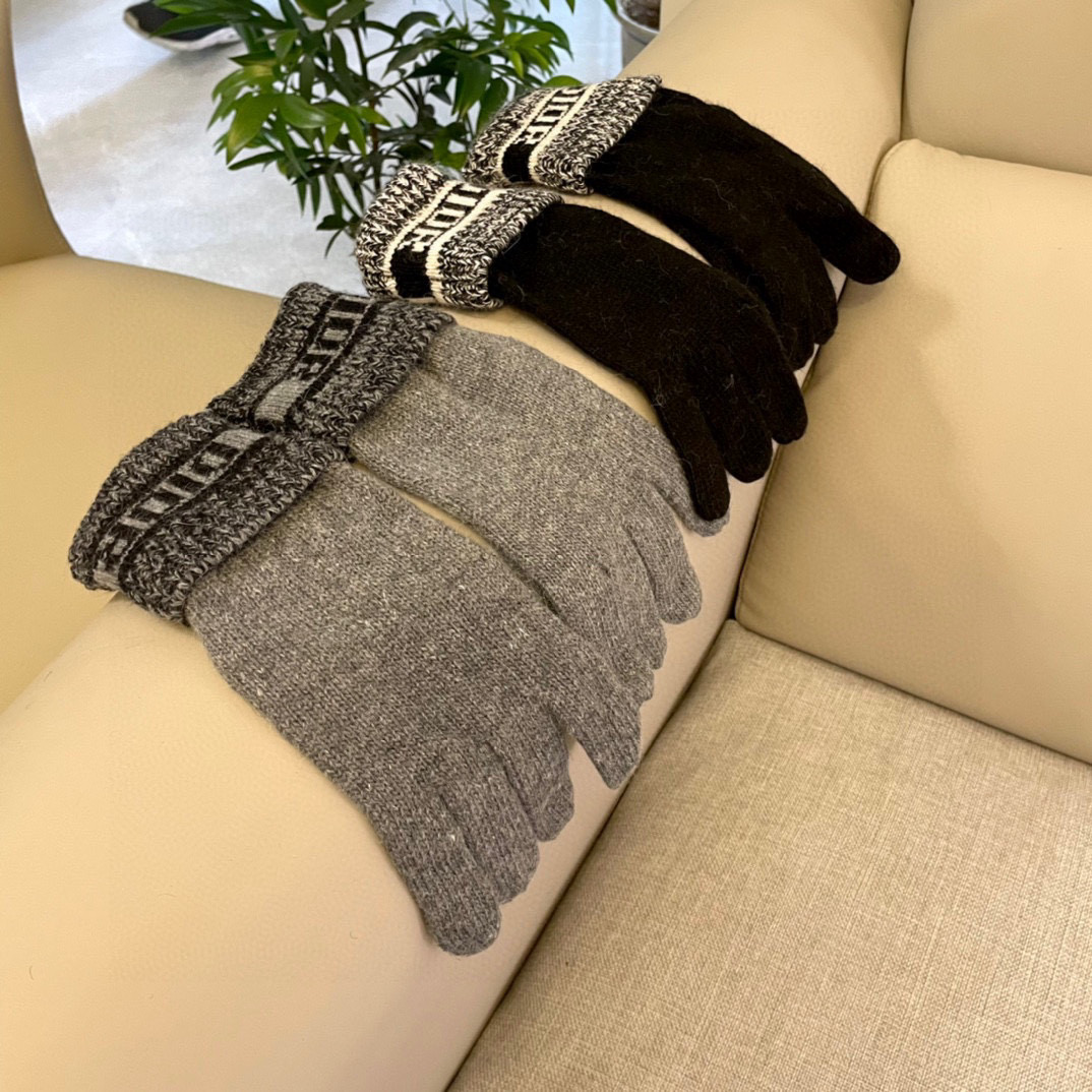  Dior羊毛针织手套🧤糖果纯色系列今年秋冬大火🔥 每色都超好看 搭配羊绒大衣绝美 立体版型剪裁 线条流