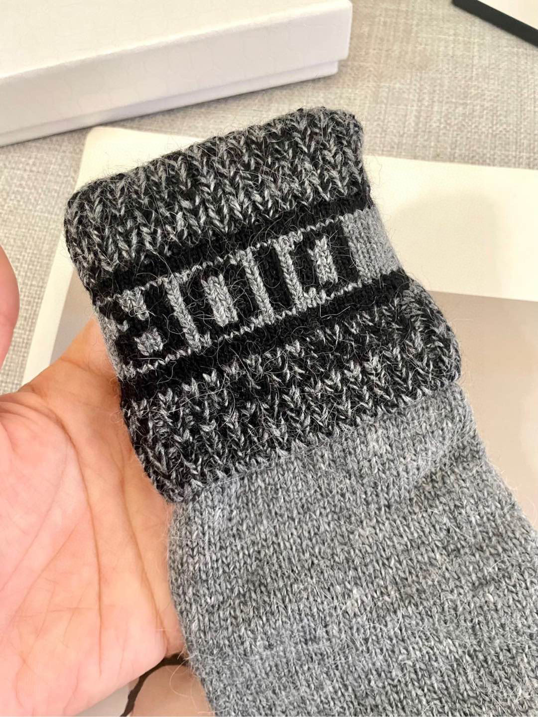  Dior羊毛针织手套🧤糖果纯色系列今年秋冬大火🔥 每色都超好看 搭配羊绒大衣绝美 立体版型剪裁 线条流