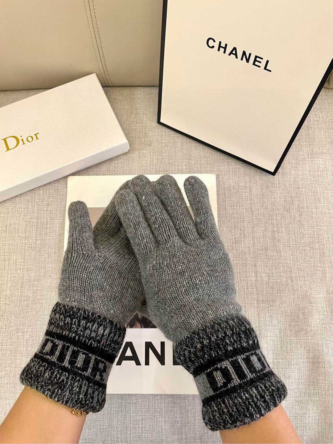  Dior羊毛针织手套🧤糖果纯色系列今年秋冬大火🔥 每色都超好看 搭配羊绒大衣绝美 立体版型剪裁 线条流
