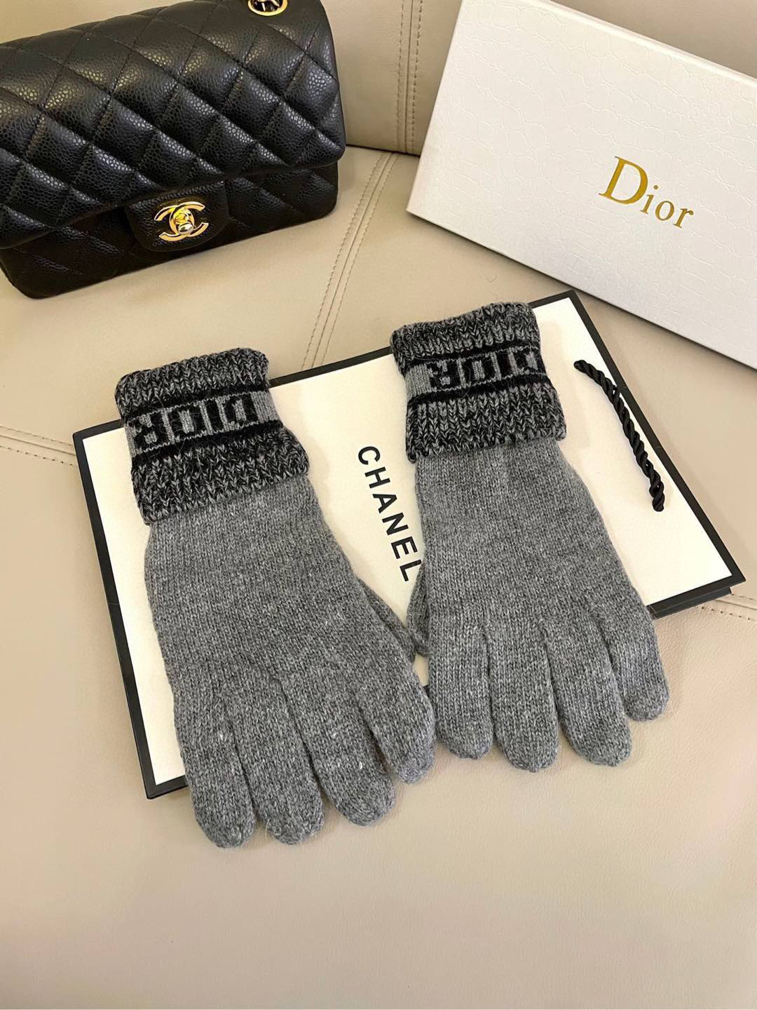  Dior羊毛针织手套🧤糖果纯色系列今年秋冬大火🔥 每色都超好看 搭配羊绒大衣绝美 立体版型剪裁 线条流