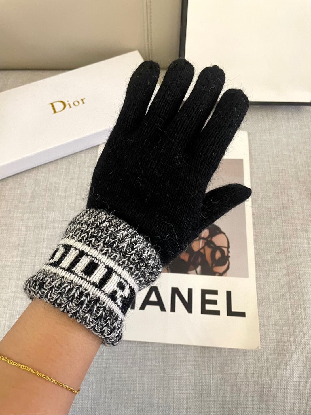 Dior羊毛针织手套🧤糖果纯色系列今年秋冬大火🔥 每色都超好看 搭配羊绒大衣绝美 立体版型剪裁 线条流