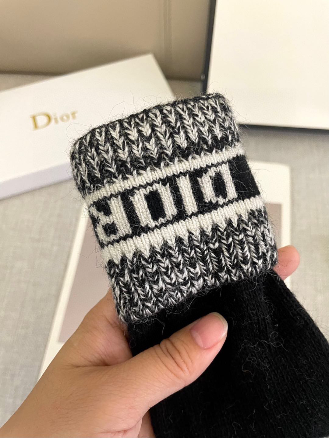  Dior羊毛针织手套🧤糖果纯色系列今年秋冬大火🔥 每色都超好看 搭配羊绒大衣绝美 立体版型剪裁 线条流