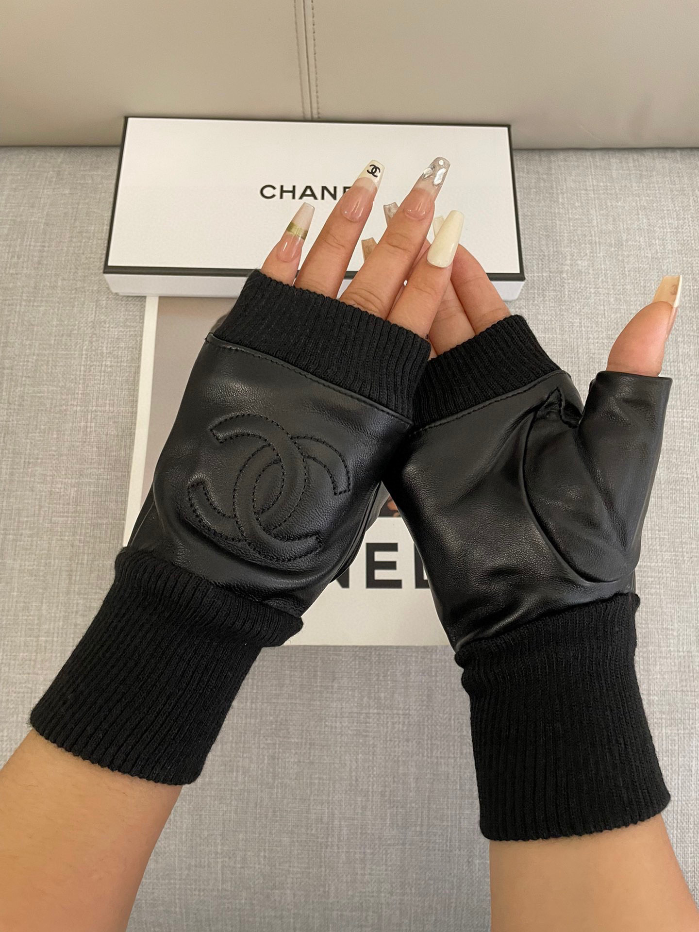  香奈儿Chanel‼️欧洲新款🇫🇷【顶级原单】女士高档半指手套 💁💁💁百分百选用进口羊皮 香奈儿御用羊