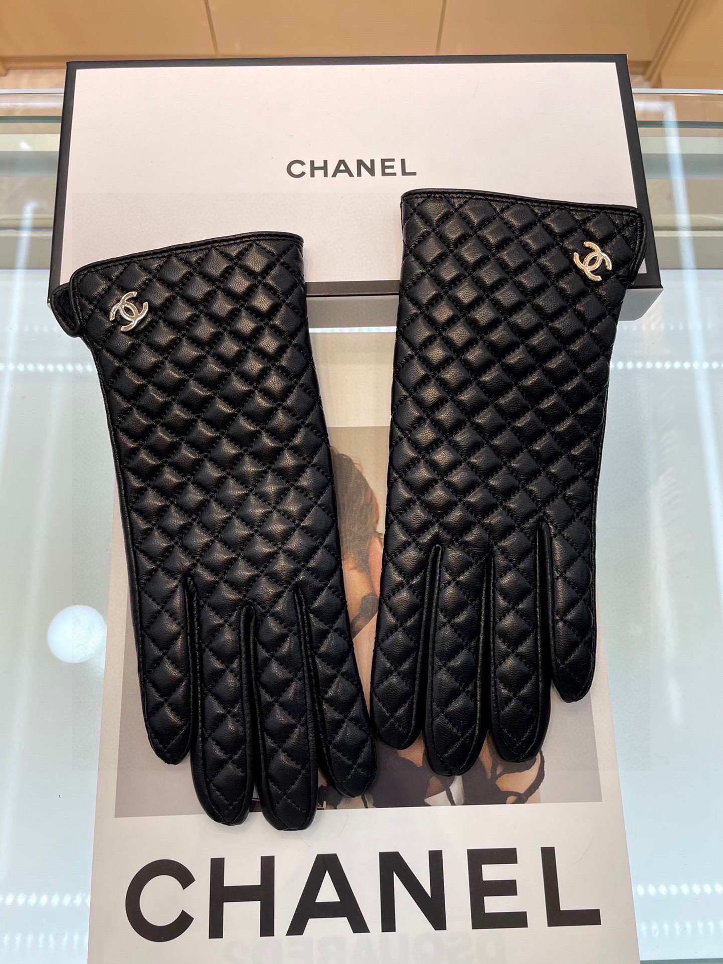 NO:344585,Chanel women's gloves imported from autumn and winter. The leather is ultra-thin, soft and comfortable. The texture is super large. Gloves, gloves, chanel, sheepskin, gloves19860909Chanel 秋冬女手套进口羊皮 皮质超薄柔软舒适 质感超群 均码手套,手套,chanel,sheepskin,gloves,accessory
