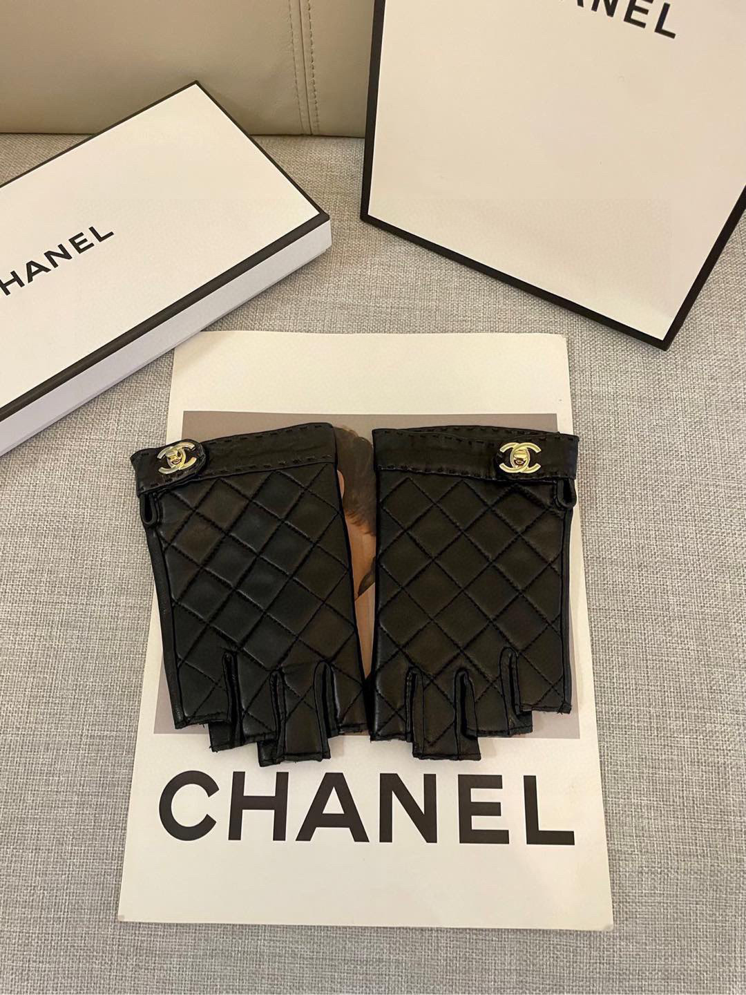  香奈儿Chanel‼️欧洲新款🇫🇷【顶级原单】女士高档半指手套 💁💁💁香奈儿御用手套 顶级做工💋任何细