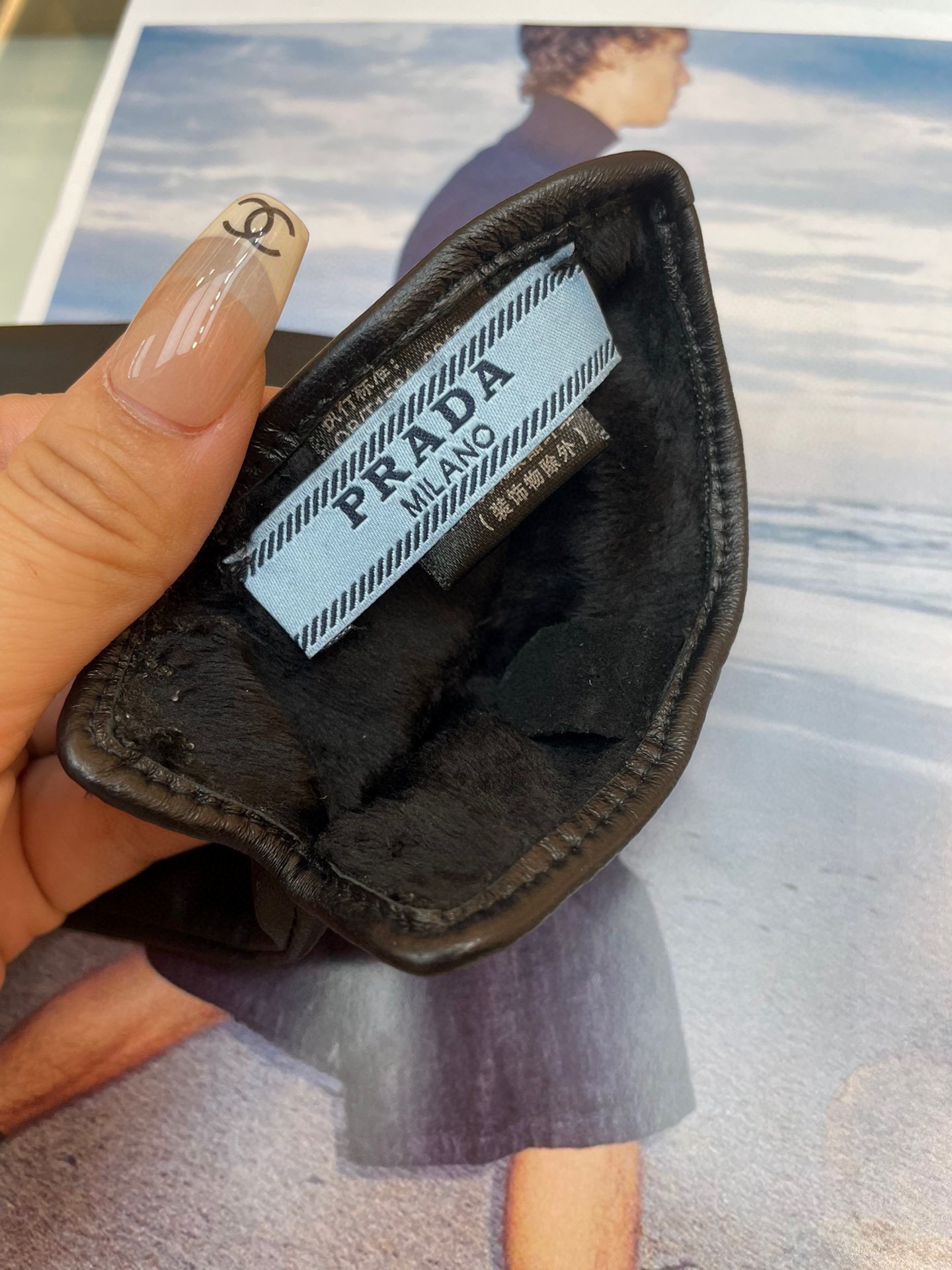  普拉达新款女士手套 一级羊皮  皮质超薄柔软舒适 特显手型👏👏 质感超群 
   码数 ：M L