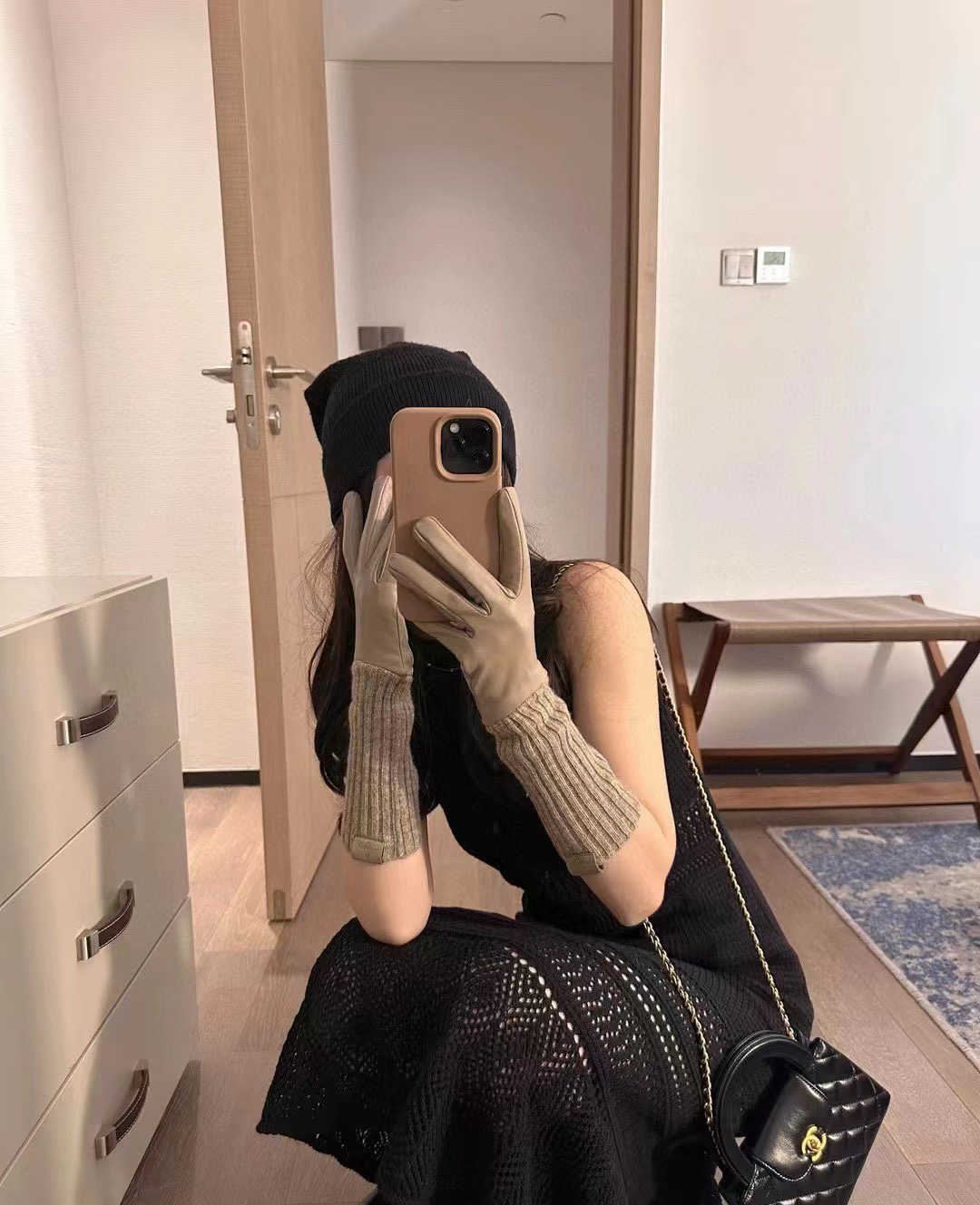   西太后viviennewestwoo*d土星🪐羊皮配羊毛手套 两种戴法：翻下来就是日常出门的佩戴 打