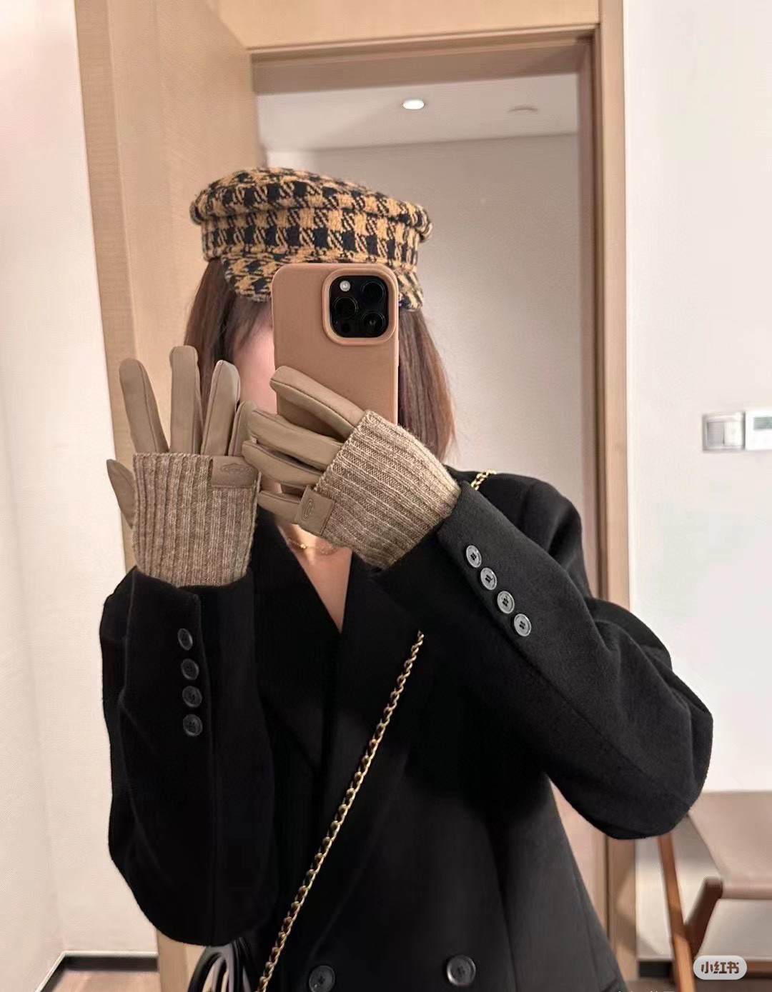   西太后viviennewestwoo*d土星🪐羊皮配羊毛手套 两种戴法：翻下来就是日常出门的佩戴 打
