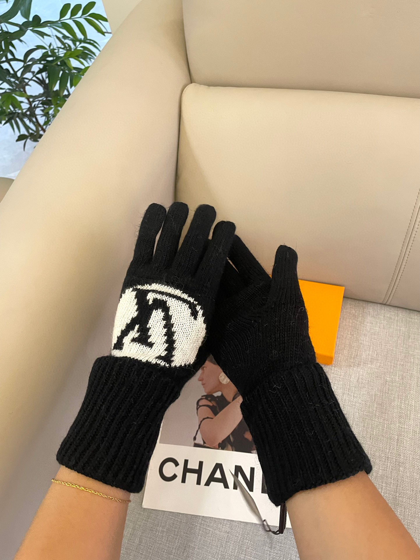  Lv秋冬羊毛针织手套🧤糖果纯色系列今年秋冬大火🔥 每色都超好看 搭配羊绒大衣绝美 立体版型剪裁 线条流