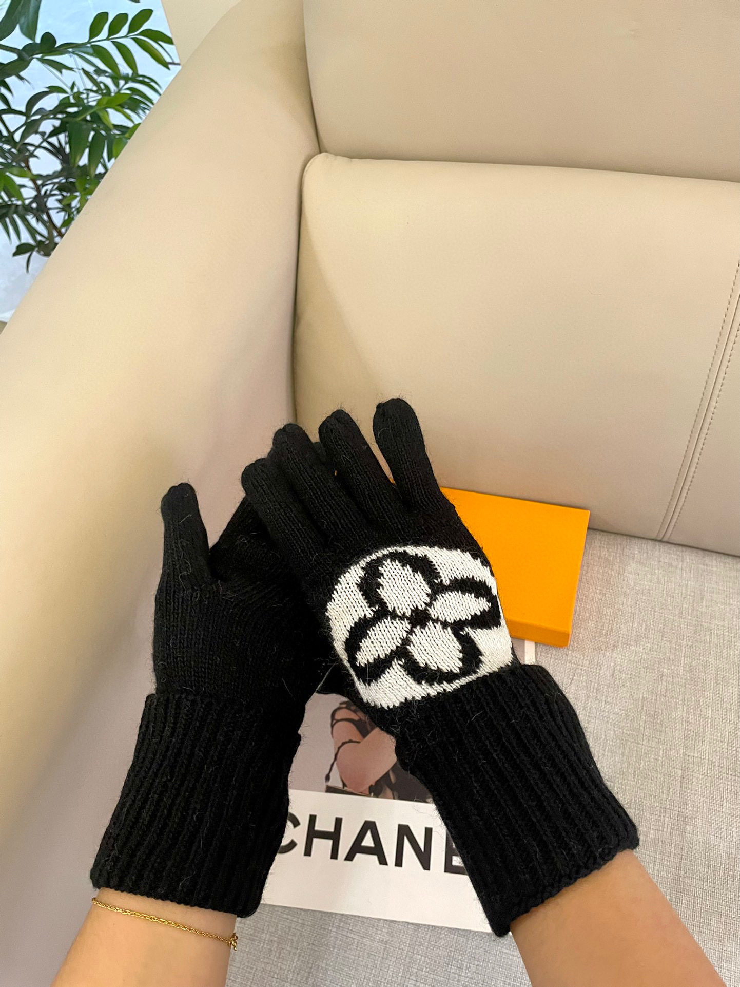  Lv秋冬羊毛针织手套🧤糖果纯色系列今年秋冬大火🔥 每色都超好看 搭配羊绒大衣绝美 立体版型剪裁 线条流