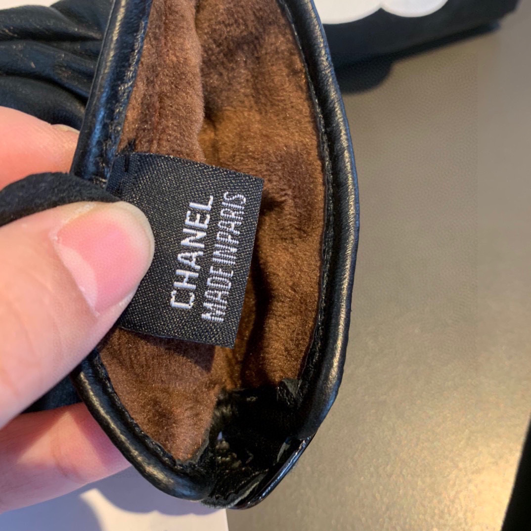  💝Chanel火爆朋友圈的女式真皮手套，采用埃塞俄比亚进口触屏羊皮，简单大方的静面款式添加小LOGO扣