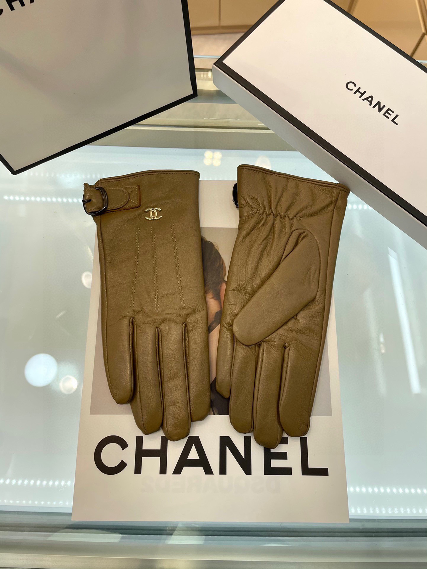  💝Chanel火爆朋友圈的女式真皮手套，采用埃塞俄比亚进口触屏羊皮，简单大方的静面款式添加小LOGO扣