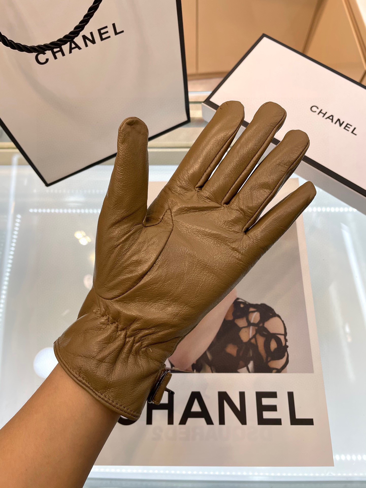  💝Chanel火爆朋友圈的女式真皮手套，采用埃塞俄比亚进口触屏羊皮，简单大方的静面款式添加小LOGO扣