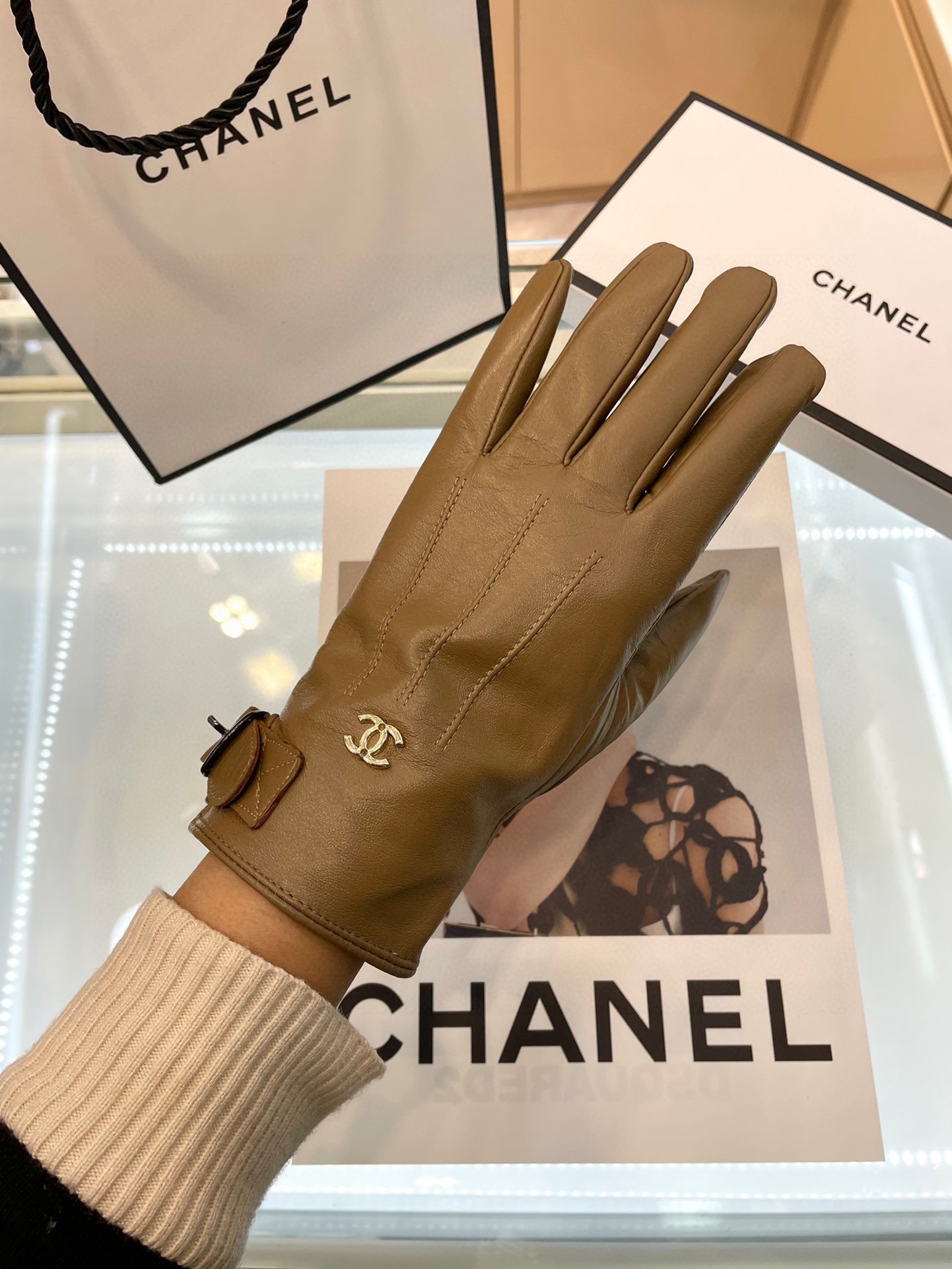  💝Chanel火爆朋友圈的女式真皮手套，采用埃塞俄比亚进口触屏羊皮，简单大方的静面款式添加小LOGO扣