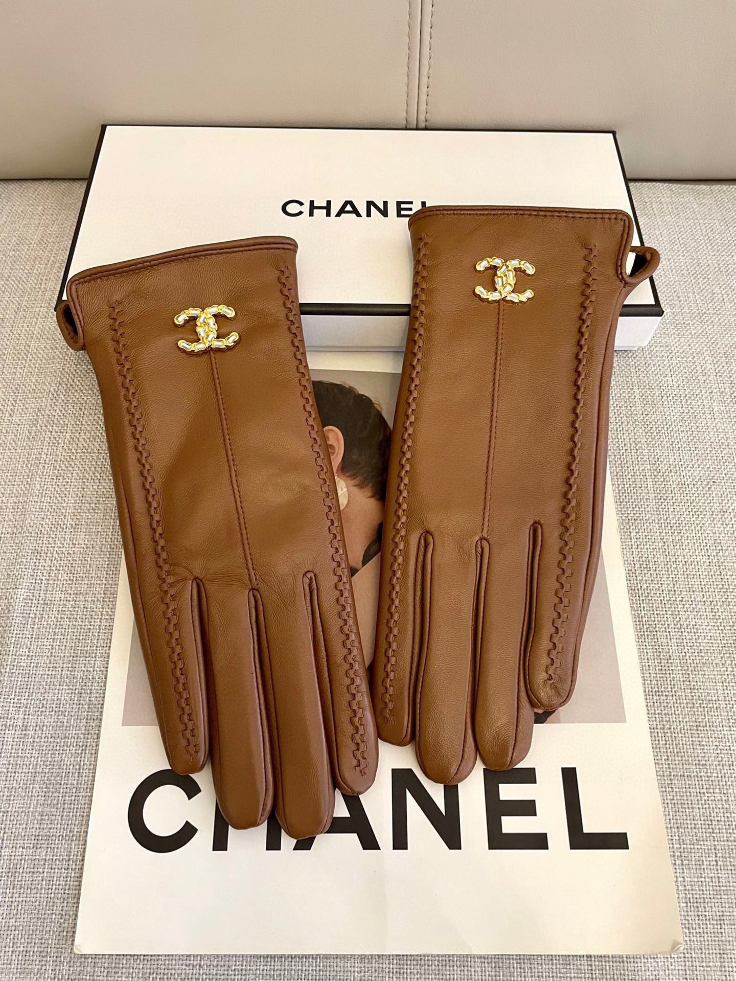  💝Chanel火爆朋友圈的女式真皮手套，采用埃塞俄比亚进口触屏羊皮，简单大方的静面款式添加小LOGO扣
