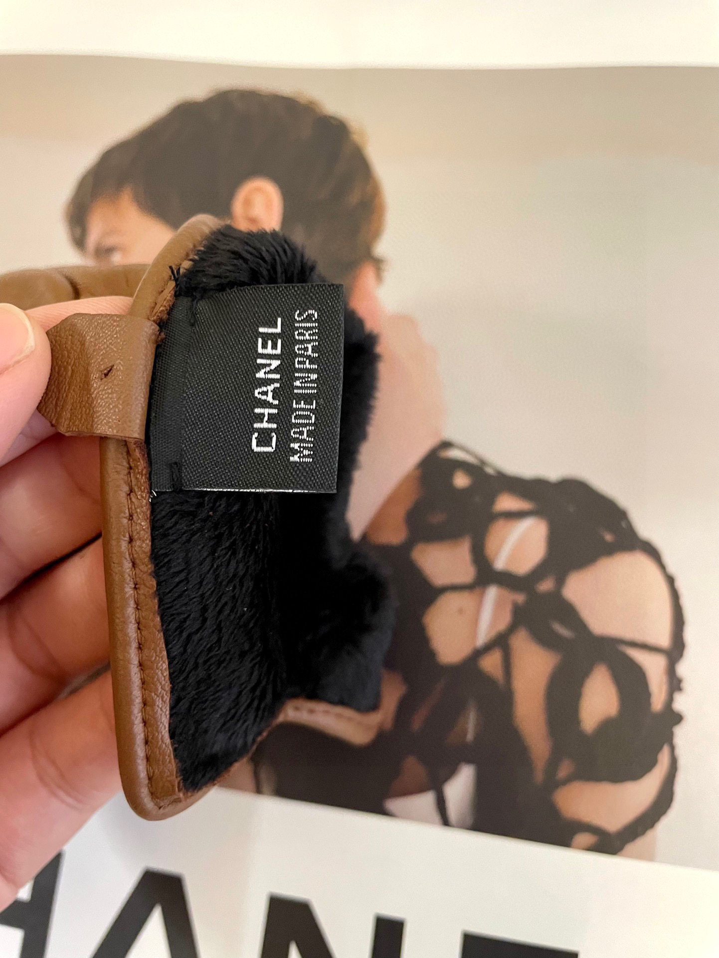  💝Chanel火爆朋友圈的女式真皮手套，采用埃塞俄比亚进口触屏羊皮，简单大方的静面款式添加小LOGO扣