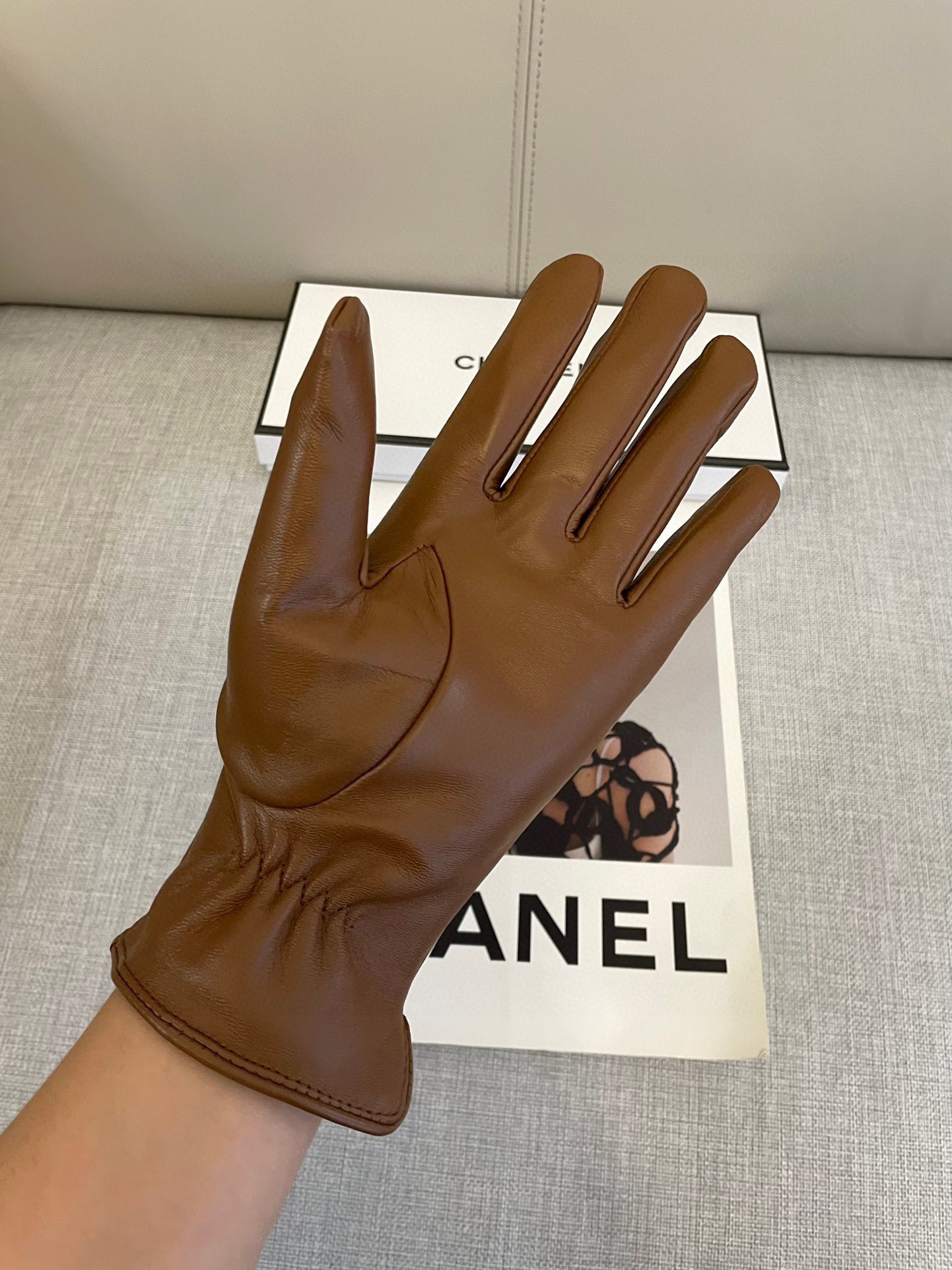 💝Chanel火爆朋友圈的女式真皮手套，采用埃塞俄比亚进口触屏羊皮，简单大方的静面款式添加小LOGO扣