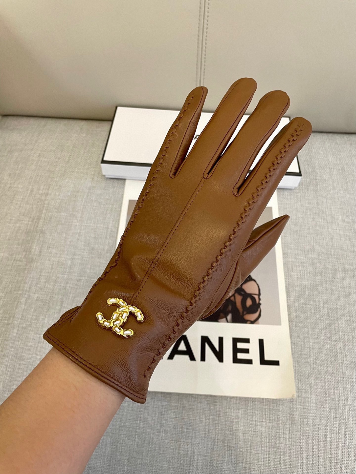  💝Chanel火爆朋友圈的女式真皮手套，采用埃塞俄比亚进口触屏羊皮，简单大方的静面款式添加小LOGO扣