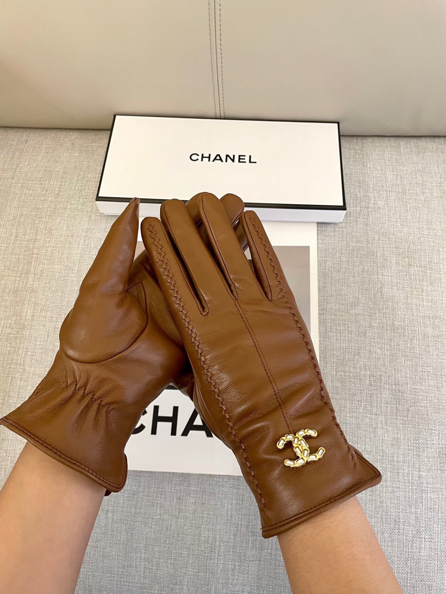  💝Chanel火爆朋友圈的女式真皮手套，采用埃塞俄比亚进口触屏羊皮，简单大方的静面款式添加小LOGO扣