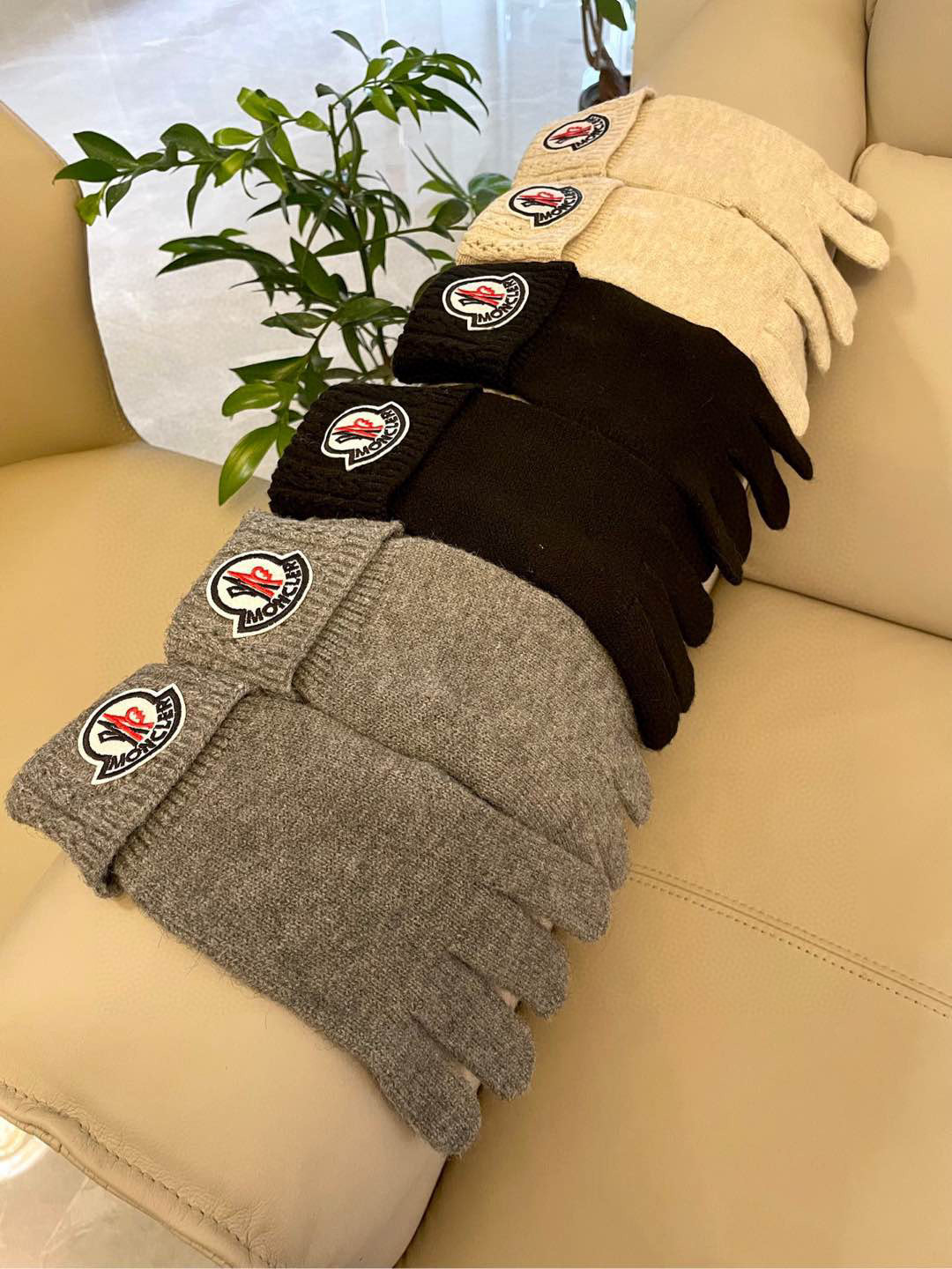 蒙口秋冬羊毛针织手套🧤糖果纯色系列今年秋冬大火。 每色都超好看 搭配羊绒大衣绝美 立体版型剪裁 线条流畅