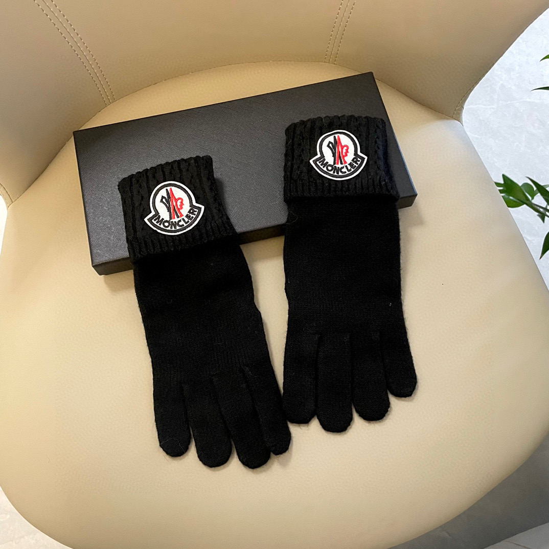 蒙口秋冬羊毛针织手套🧤糖果纯色系列今年秋冬大火。 每色都超好看 搭配羊绒大衣绝美 立体版型剪裁 线条流畅