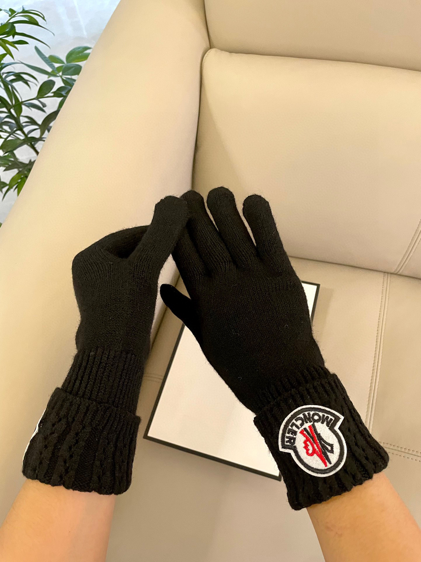 蒙口秋冬羊毛针织手套🧤糖果纯色系列今年秋冬大火。 每色都超好看 搭配羊绒大衣绝美 立体版型剪裁 线条流畅