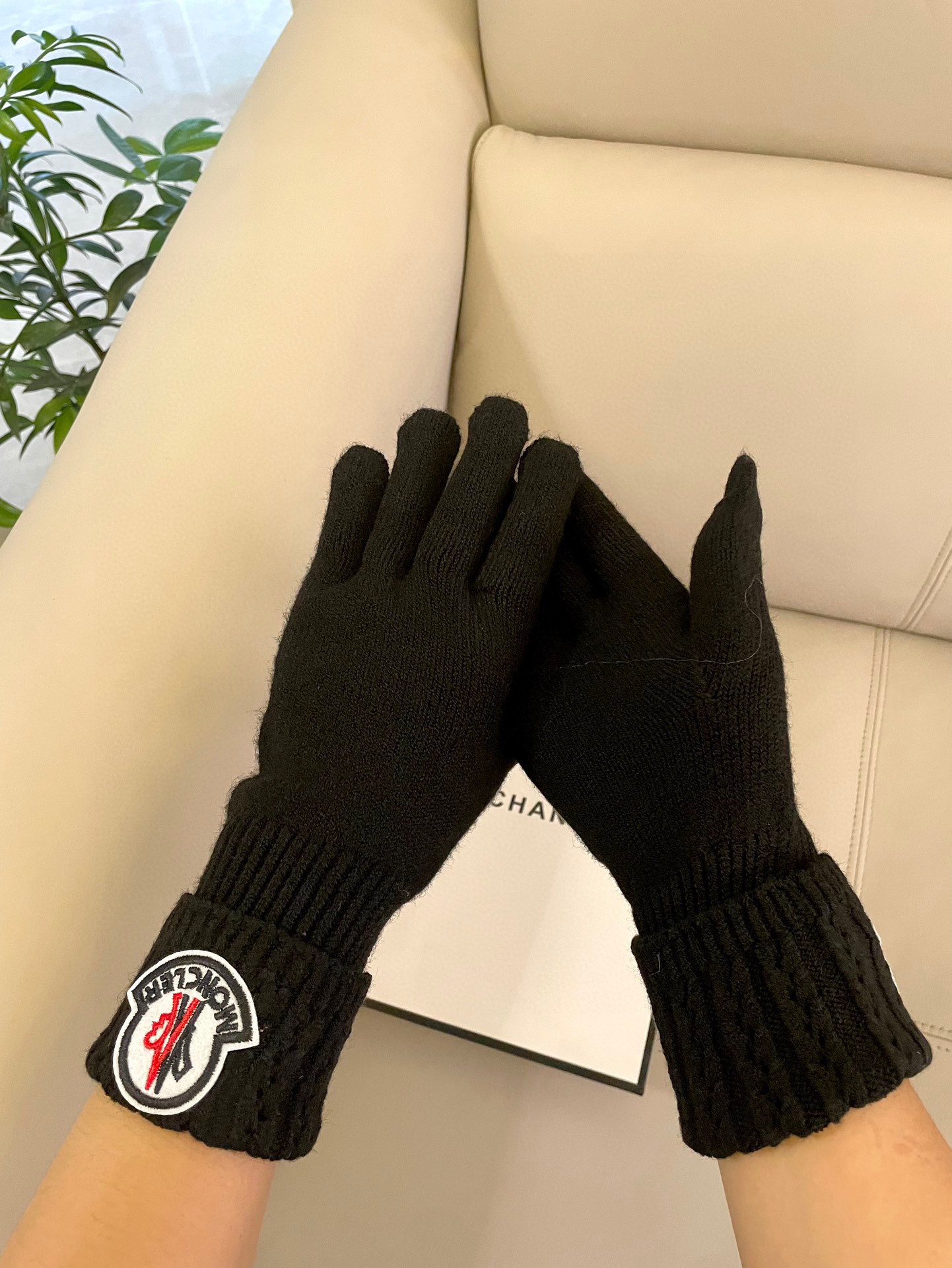 蒙口秋冬羊毛针织手套🧤糖果纯色系列今年秋冬大火。 每色都超好看 搭配羊绒大衣绝美 立体版型剪裁 线条流畅