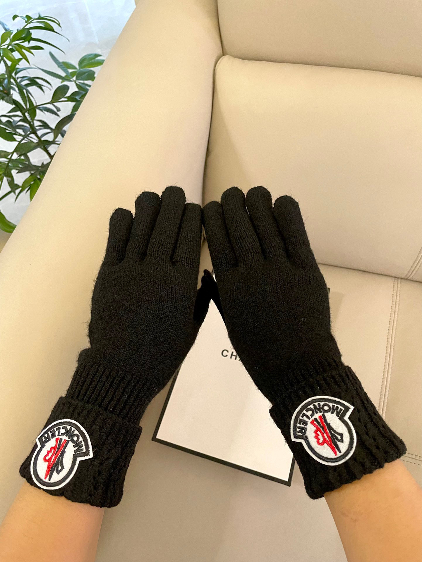 蒙口秋冬羊毛针织手套🧤糖果纯色系列今年秋冬大火。 每色都超好看 搭配羊绒大衣绝美 立体版型剪裁 线条流畅