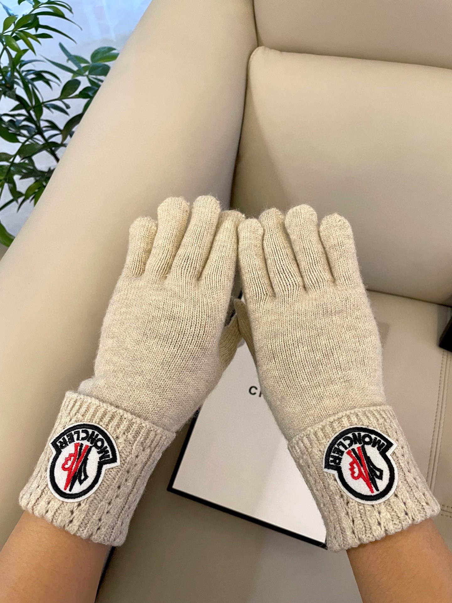 蒙口秋冬羊毛针织手套🧤糖果纯色系列今年秋冬大火。 每色都超好看 搭配羊绒大衣绝美 立体版型剪裁 线条流畅