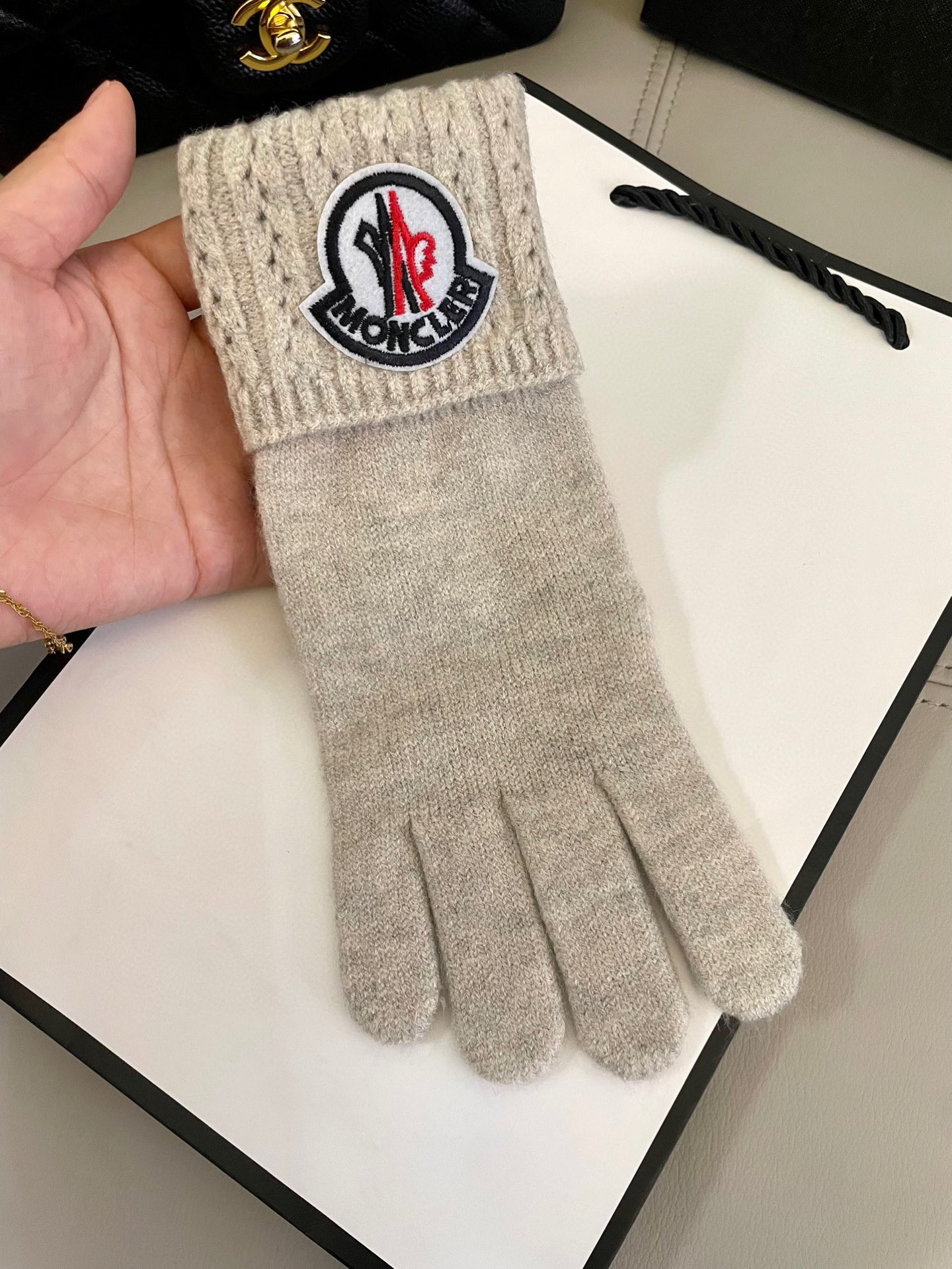 蒙口秋冬羊毛针织手套🧤糖果纯色系列今年秋冬大火。 每色都超好看 搭配羊绒大衣绝美 立体版型剪裁 线条流畅