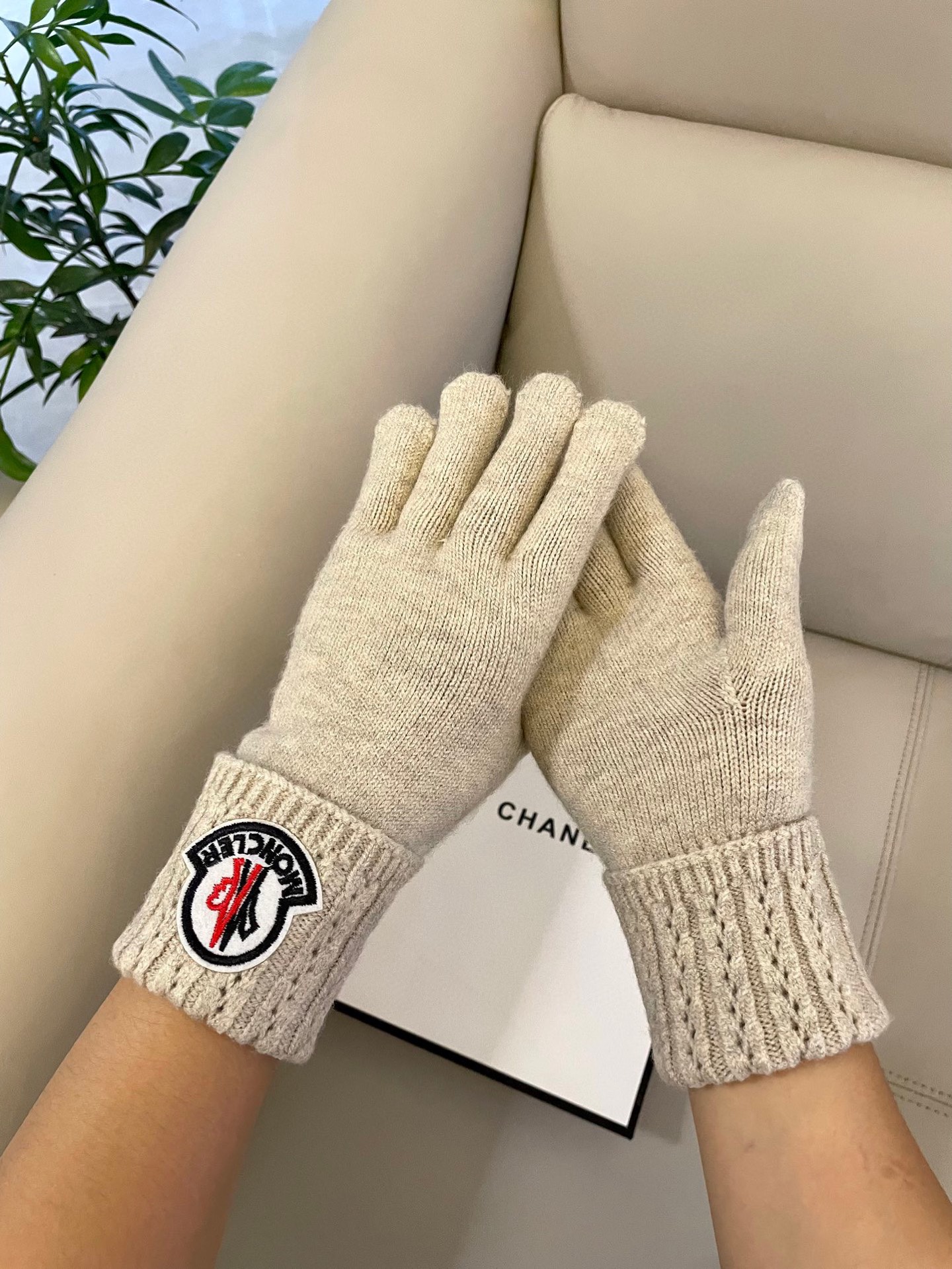 蒙口秋冬羊毛针织手套🧤糖果纯色系列今年秋冬大火。 每色都超好看 搭配羊绒大衣绝美 立体版型剪裁 线条流畅