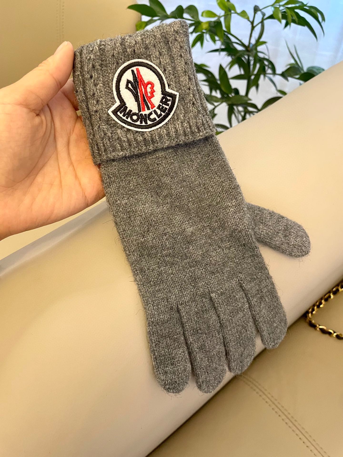 蒙口秋冬羊毛针织手套🧤糖果纯色系列今年秋冬大火。 每色都超好看 搭配羊绒大衣绝美 立体版型剪裁 线条流畅