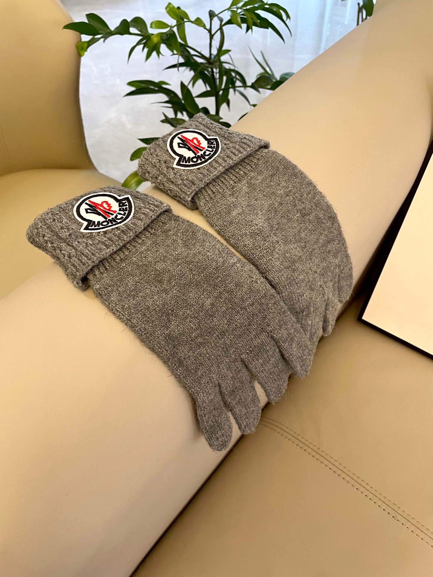 蒙口秋冬羊毛针织手套🧤糖果纯色系列今年秋冬大火。 每色都超好看 搭配羊绒大衣绝美 立体版型剪裁 线条流畅