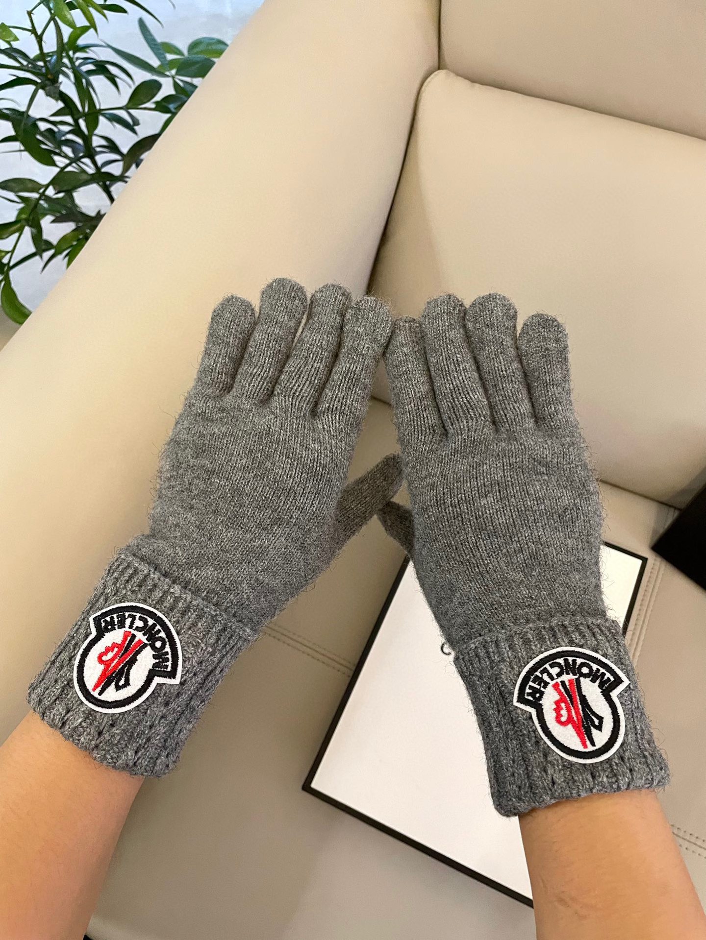 蒙口秋冬羊毛针织手套🧤糖果纯色系列今年秋冬大火。 每色都超好看 搭配羊绒大衣绝美 立体版型剪裁 线条流畅