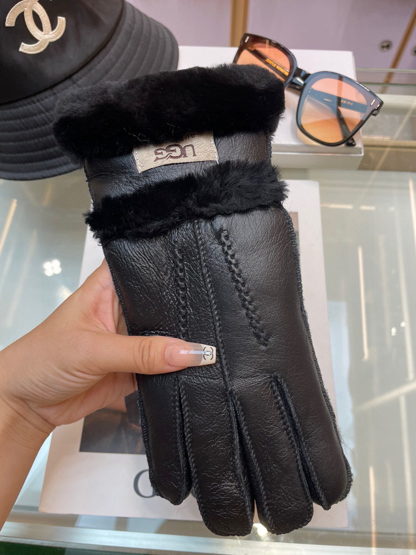 UGG女士手套冬季保暖羊皮毛一体 一秒即暖 华丽奢侈，送礼必备~~~~~上手图美极啦 小仙女必备💐💐