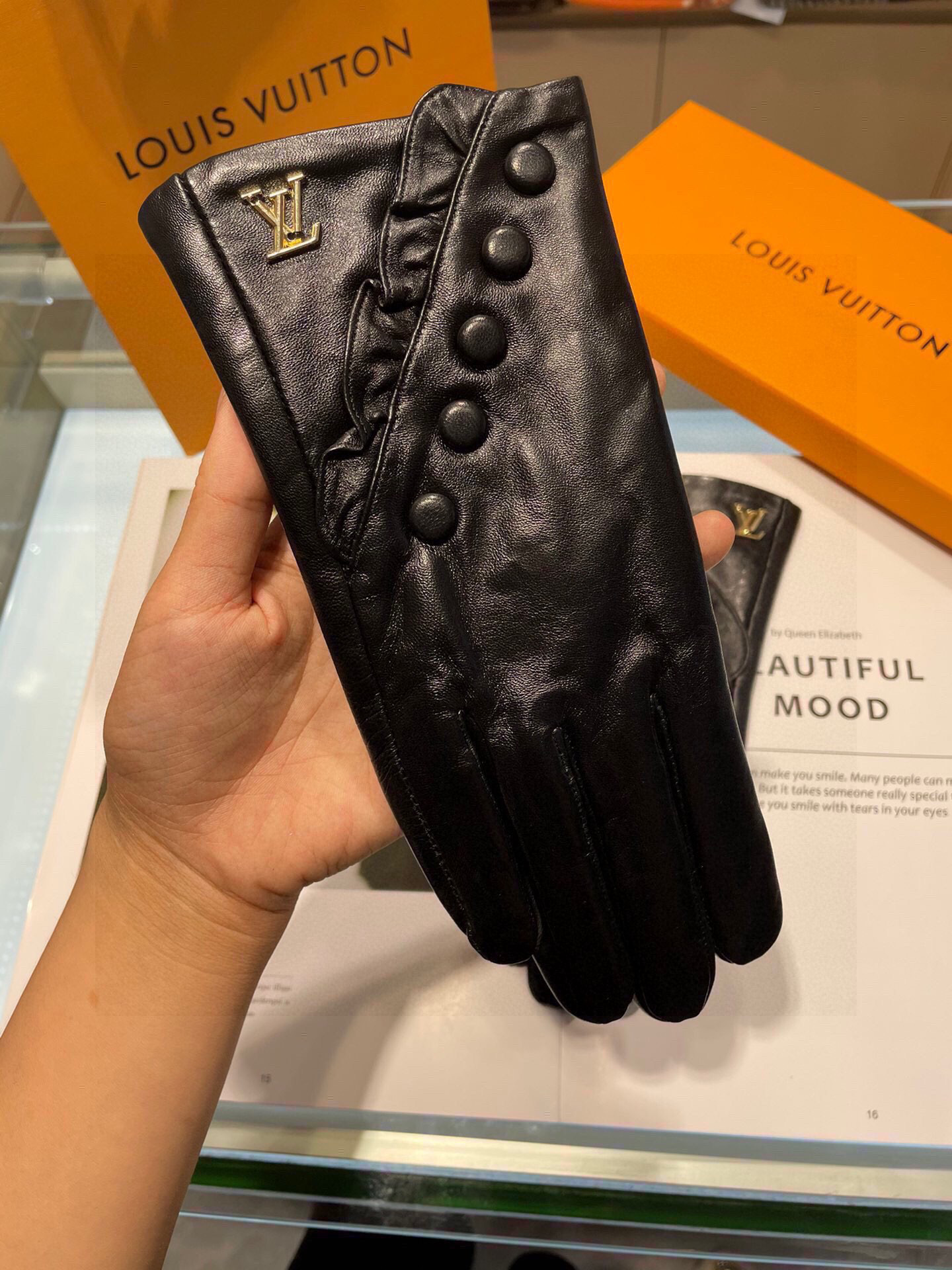 Lv秋冬新款 顶级原单 一级进口皮 。👏💁🏼精选优质羊皮柔软细腻💅品质保证 做工细致🚺内里：绒🚺码数 M