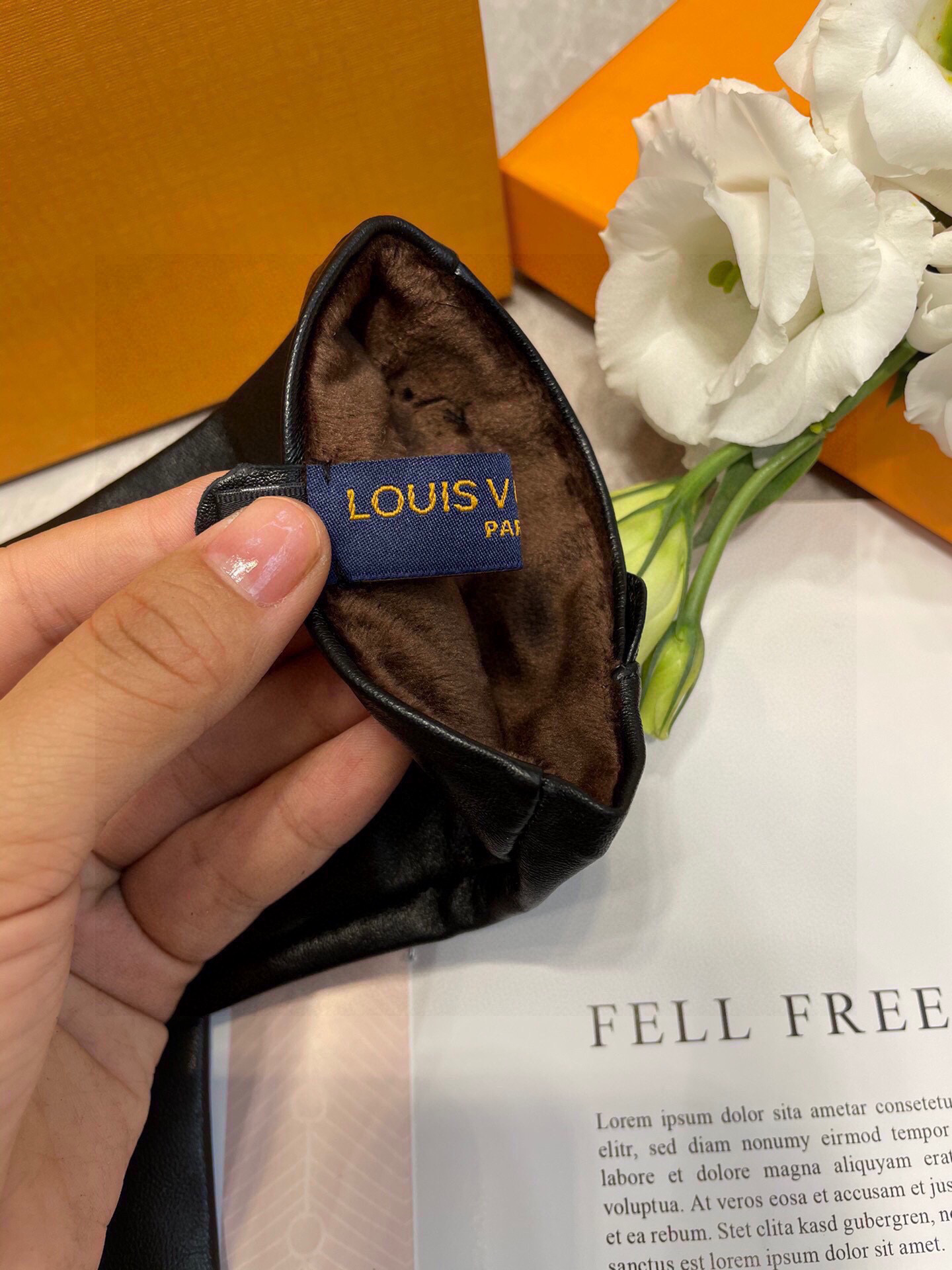 Lv秋冬新款 顶级原单 一级进口皮 。👏💁🏼精选优质羊皮柔软细腻💅品质保证 做工细致🚺内里：绒🚺码数 M
