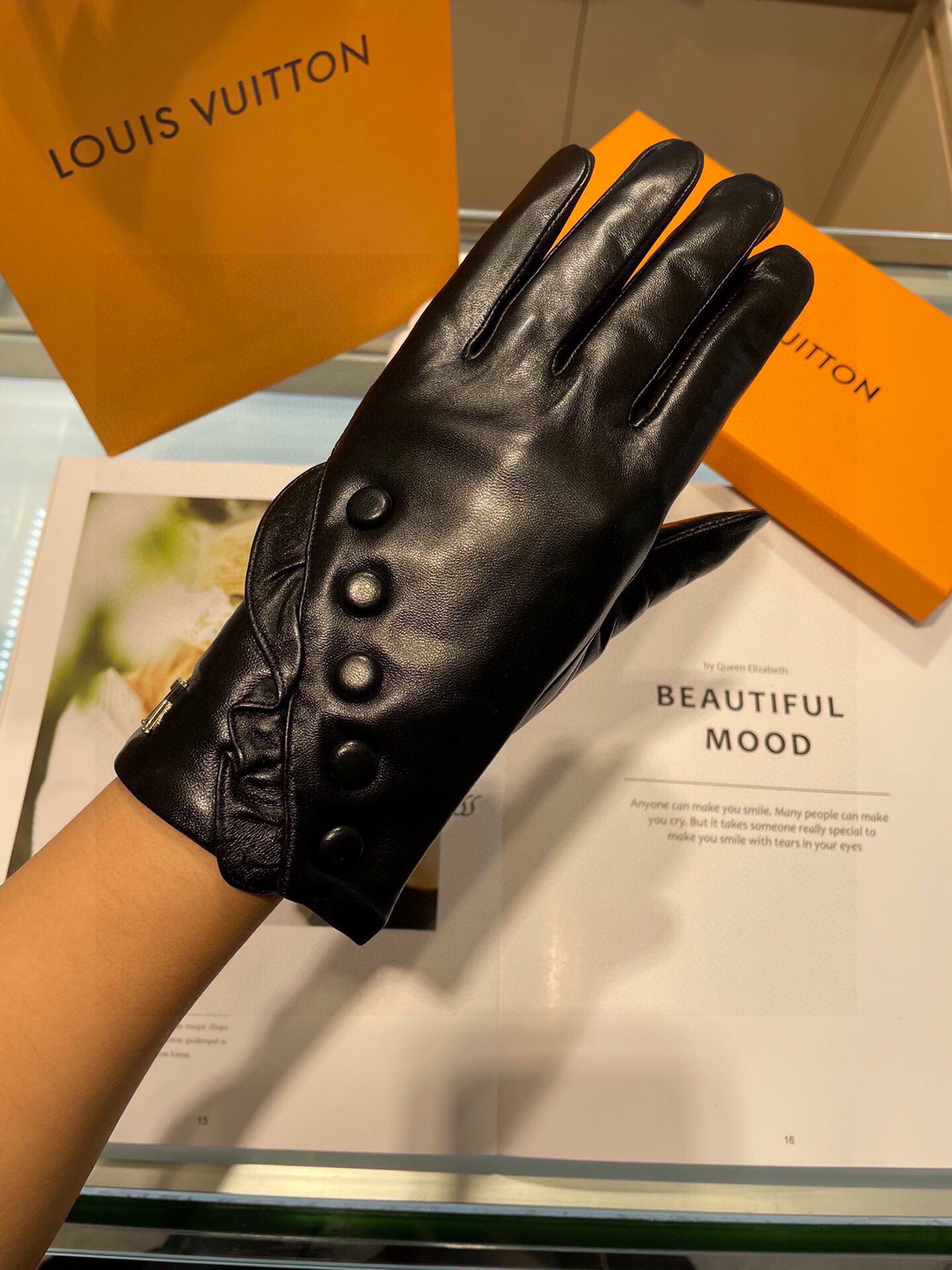 Lv秋冬新款 顶级原单 一级进口皮 。👏💁🏼精选优质羊皮柔软细腻💅品质保证 做工细致🚺内里：绒🚺码数 M
